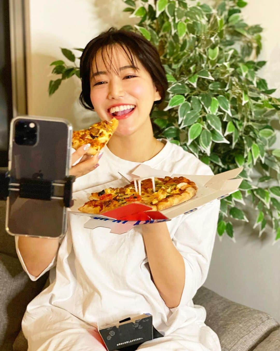 石井里奈さんのインスタグラム写真 - (石井里奈Instagram)「こんばんは🍕 . こないだ家族でドミノピザ @dominos_jp でオンラインピザパーティーを開催🙈🍕❤️ . 実家は群馬なので、中々会えないけど同じものを頼んで、ビデオ電話しながらピザパーティー💕まるで一緒にご飯食べてるみたいで最高に楽しかった🥰🍕✨ . 今回のピザは、クワトロ2ハッピー🍕 みんなでどの味が一番好きかとか食べながらお話できて、本当に会って一緒に食べてるみたいだったよ😆❤️（ちなみに私は炭火焼チキテリがお気に入り） . そして今回は私がオンラインで実家に注文📲オンラインで少しでも親孝行できるのでおすすめです🍕❤️もうすぐ父の日もあるしね👨🏻✨ . あーたくさん笑って楽しかった🥰 家族大好きすぎる👨‍👩‍👧‍👦💕🐈 （ちなみに実家側のカメラマンは弟です笑） . ぜひ、オンラインピザパーティー試してみてね❤️ . #ドミノピザ #dominospizza #dominos #pizza #ピザ #りなまるグルメ #オンライン #オンライン飲み会 #pr #zoom飲み #おうちごはん #家族 #family #familytime #家族時間 #家族の時間 #電話 #テレビ電話 #グルメ #グルメ女子 #デリバリー #デリバリーピザ #delivery #宅配 #宅配ピザ #父の日 #fathersday #お父さん #お母さん #親子」5月22日 20時04分 - ri7tin1025