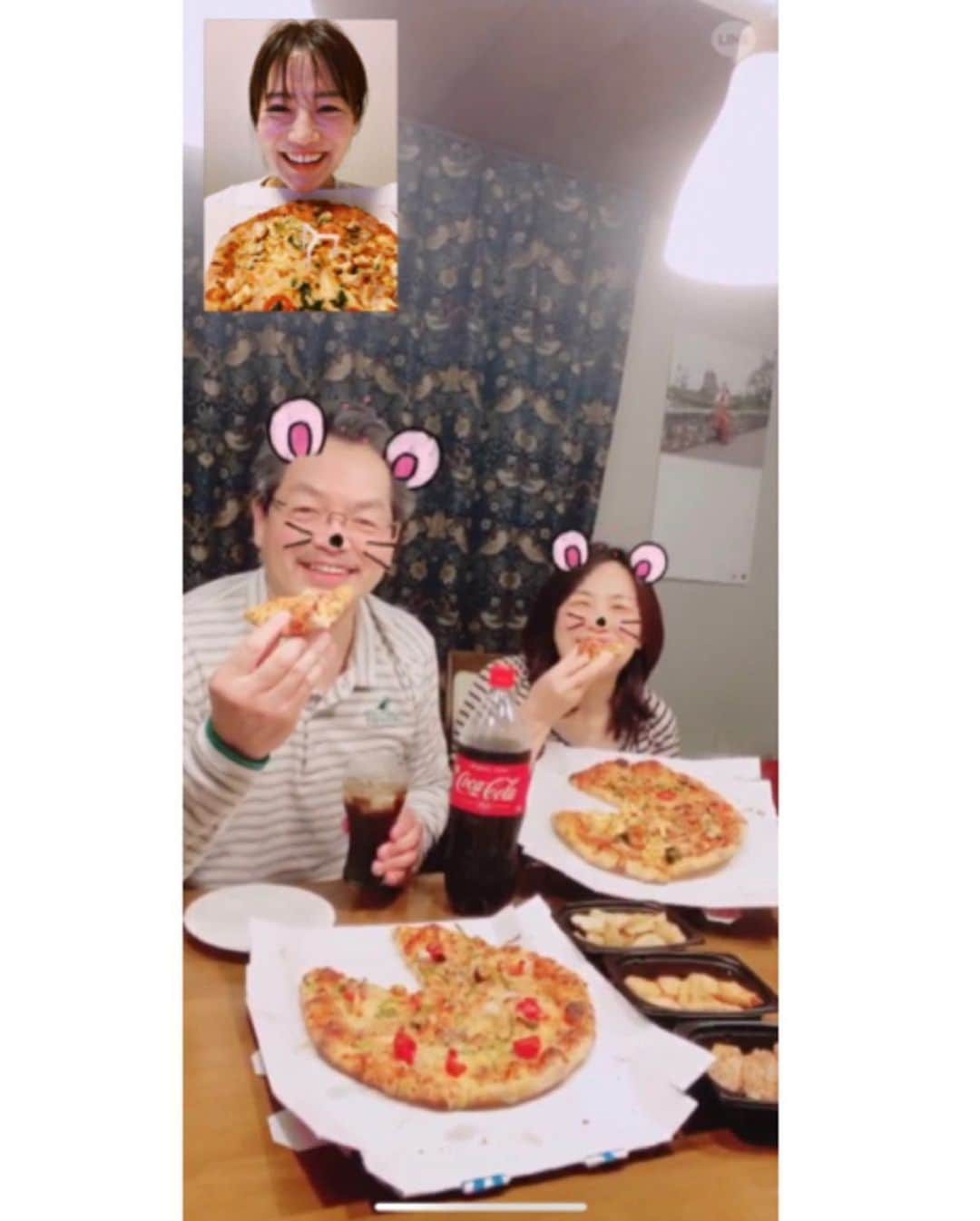 石井里奈さんのインスタグラム写真 - (石井里奈Instagram)「こんばんは🍕 . こないだ家族でドミノピザ @dominos_jp でオンラインピザパーティーを開催🙈🍕❤️ . 実家は群馬なので、中々会えないけど同じものを頼んで、ビデオ電話しながらピザパーティー💕まるで一緒にご飯食べてるみたいで最高に楽しかった🥰🍕✨ . 今回のピザは、クワトロ2ハッピー🍕 みんなでどの味が一番好きかとか食べながらお話できて、本当に会って一緒に食べてるみたいだったよ😆❤️（ちなみに私は炭火焼チキテリがお気に入り） . そして今回は私がオンラインで実家に注文📲オンラインで少しでも親孝行できるのでおすすめです🍕❤️もうすぐ父の日もあるしね👨🏻✨ . あーたくさん笑って楽しかった🥰 家族大好きすぎる👨‍👩‍👧‍👦💕🐈 （ちなみに実家側のカメラマンは弟です笑） . ぜひ、オンラインピザパーティー試してみてね❤️ . #ドミノピザ #dominospizza #dominos #pizza #ピザ #りなまるグルメ #オンライン #オンライン飲み会 #pr #zoom飲み #おうちごはん #家族 #family #familytime #家族時間 #家族の時間 #電話 #テレビ電話 #グルメ #グルメ女子 #デリバリー #デリバリーピザ #delivery #宅配 #宅配ピザ #父の日 #fathersday #お父さん #お母さん #親子」5月22日 20時04分 - ri7tin1025