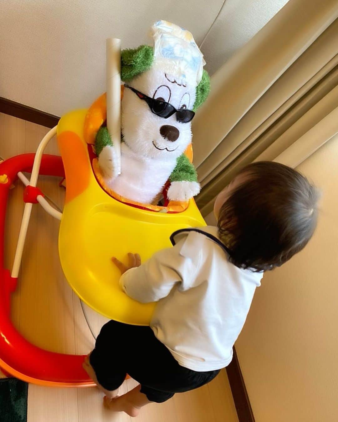 Momoeのインスタグラム：「本当笑った（笑） こういうのはパパの仕業（笑） ヤンキーわんわん🐾 . .  #happy #家事 #育児 #family #家族 #boy #smile #男の子 #息子 #code #love #lucky #kids #子供 #thankyou #宝物 #ベビー #fashion #follow #boy #パパ #ママ #家族写真 #男の子ママ #赤ちゃん写真 #photo #ヤンキー #1歳 #わんわん」