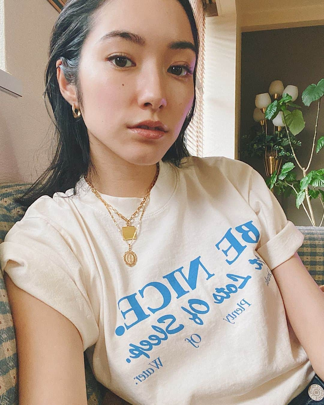 吉田沙世さんのインスタグラム写真 - (吉田沙世Instagram)「New T-shirt @sportyandrich 🌼 太陽が待ち遠しい〜〜! ２枚目Tシャツ見やすいと思って撮ったら真顔すぎた😂 #mytshirt #benice #sportyandrich」5月22日 20時07分 - sayobaby