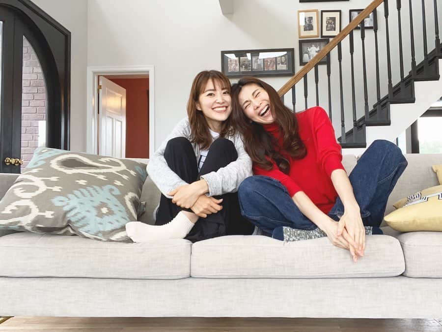 MIHOのインスタグラム：「【マスクとアイドルとモデル】﻿ ﻿ 自粛が続く中の撮影なので、車で移動して少し早めについて近くの神社にお参りをしてコーヒーをのんで集合場所に行くと、そこにはマスク姿のハジメマシテな @rikonakamine ちゃんがいました﻿ ﻿ おはようございますと挨拶を交わす﻿ ﻿ マスクなその感じがすでにアイドルでした﻿ ﻿ スーパーでリコちゃんいたら『この子なんだろ？誰だろ？』ってぐらいのアイドル顔で素通りできないよ﻿ ﻿ もー、なにそのアイドル顔ーっ☺︎っと思いの丈をつたえたら﻿ ﻿ 本当に20代の頃につんくさんプロデュースでデビューしたことあると﻿ ﻿ やっぱりーーーーー！﻿ ﻿ アイドルでモデルさんってすげくねーーー！と尊敬の眼差し﻿ ﻿ あと20歳若かったら、歌って踊れる私Black Pinkになりたかったなー！﻿ ﻿ と﻿ ﻿ 真面目な顔で真面目な話をしても聞いてくれました﻿ ﻿ いい人、笑﻿ ﻿ 今度あったら、歌って踊ってくれると！ ☺︎独り占め☺︎ 子供だからこーいう約束は忘れないから、笑﻿ ﻿ @rikonakamine ちゃんのインスタでリモートで歌ってるのありましたよ☺︎ ﻿ ﻿ もー、たまんなかった！ ﻿ ﻿ 雨の中みんな寒かったので風邪ひきませんように﻿ ﻿ 来週あたりから東京も解除されて動き出しそうな予感ですね﻿ ﻿ 引き続き気をつけてくださいね﻿ ﻿ #撮影﻿ #レディブティック﻿ #仲嶺梨子 ﻿ #みほ﻿ #モデル﻿ #アイドル﻿ #歌もかわいい #アイドルってすごい #マスク姿撮っておけばよかったね #キャナァーリ倶楽部  #青春万歳!! #九十九里﻿ #shooting﻿ ﻿」