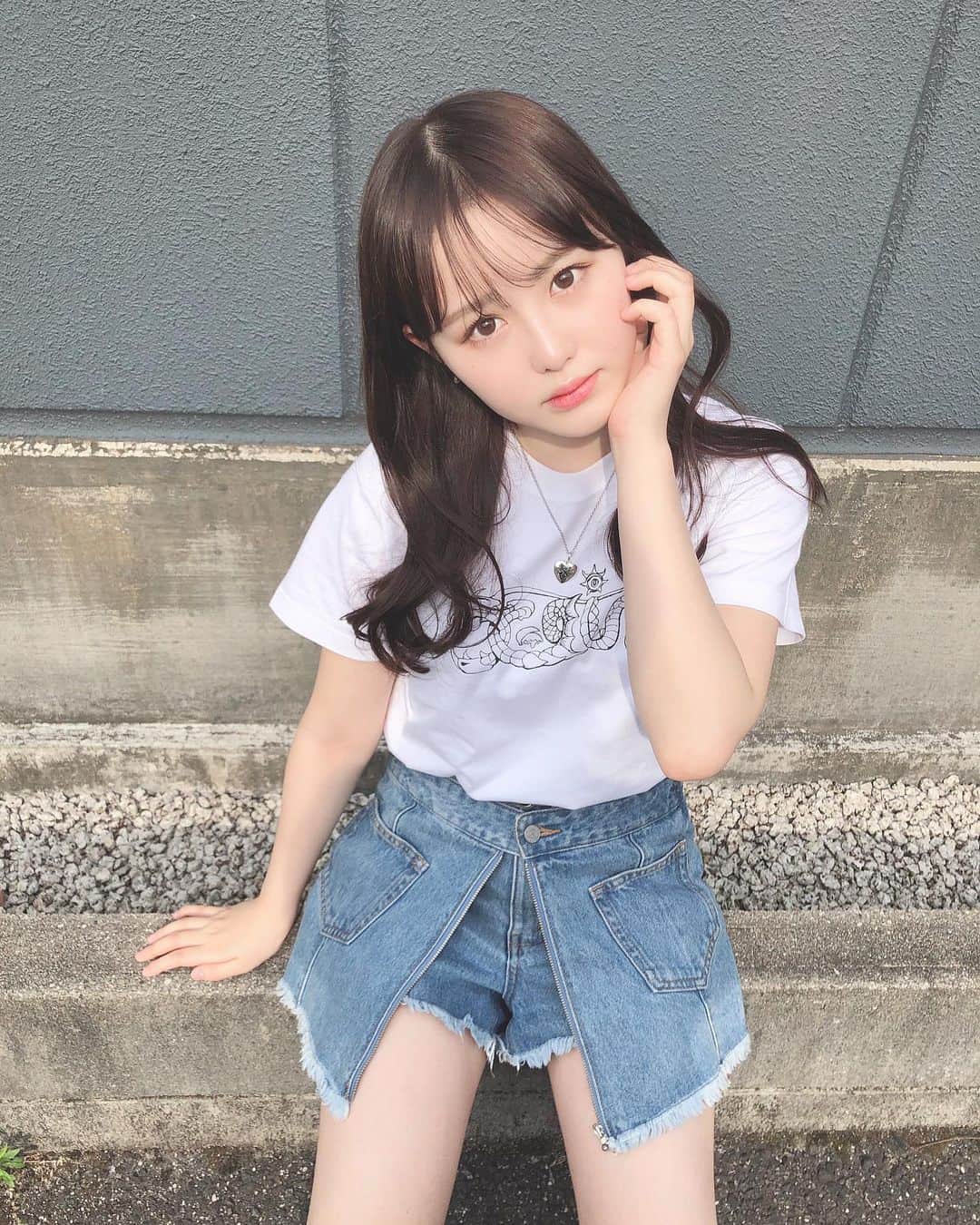 伊藤小春のインスタグラム：「・﻿ 太もも🍑﻿ ﻿ 夏までに細ももになりたいから、冷やし中華より先にダイエット始めました！しかし細ももへの道のりは長そうだ……﻿ ﻿ ﻿ ﻿ ﻿ 昼はニジプロを観ながら闇雲にドッタンバッタン踊って（本当に床がドタドタ言ってる）（分かる人には分かる）﻿ ﻿ 夜はゾンビのような唸り声をあげながらプランクとか腹筋してる（ママから「悪夢をみる！」と苦情あり）（全然持たない）（目指すはシックスパック♡）﻿ ﻿ ﻿ #Xgirl  #jouetie」