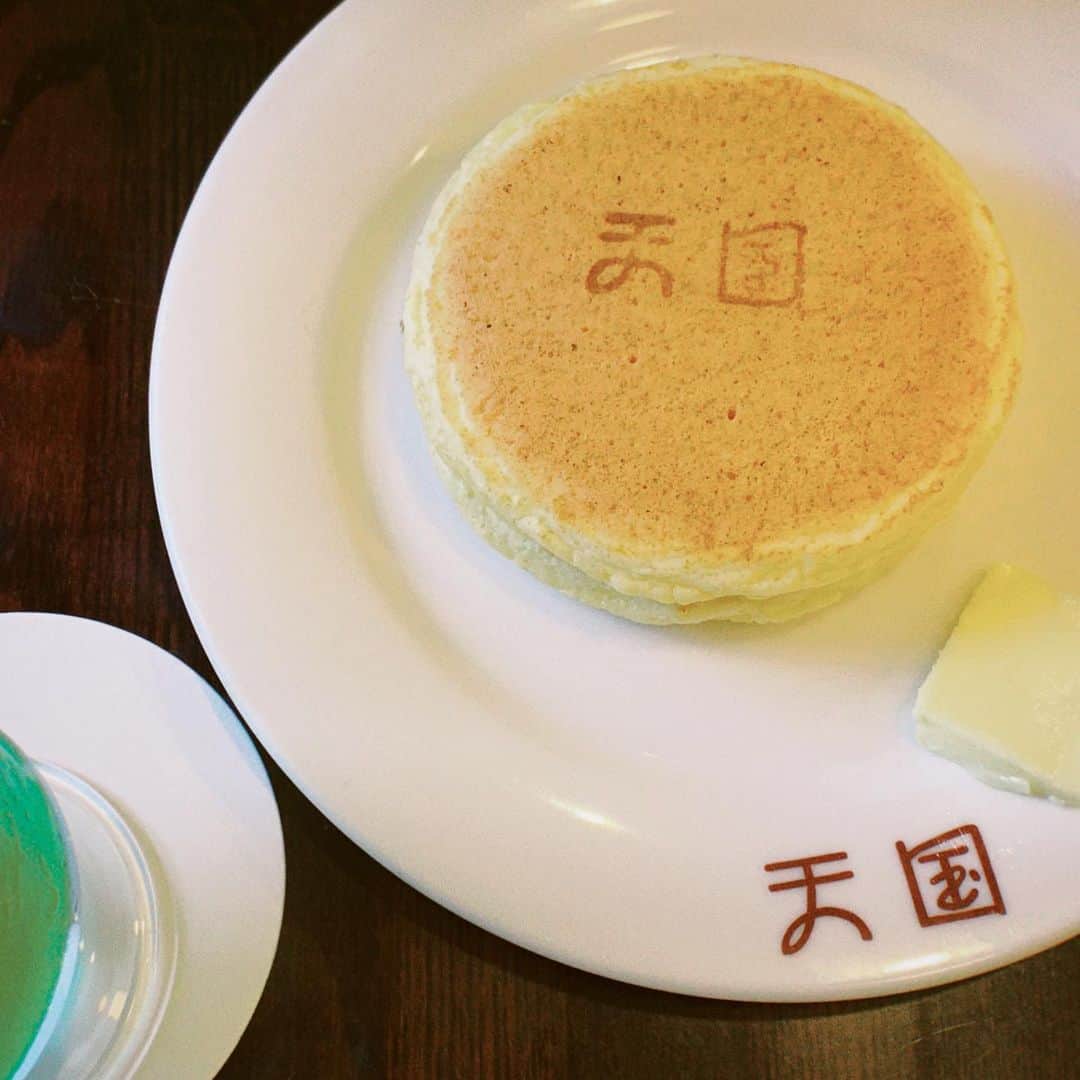 HONOKAのインスタグラム：「.〻  美味しいものは世界を救う！わたしを救う！ 🥞🥞🤍 #お出かけしたい」