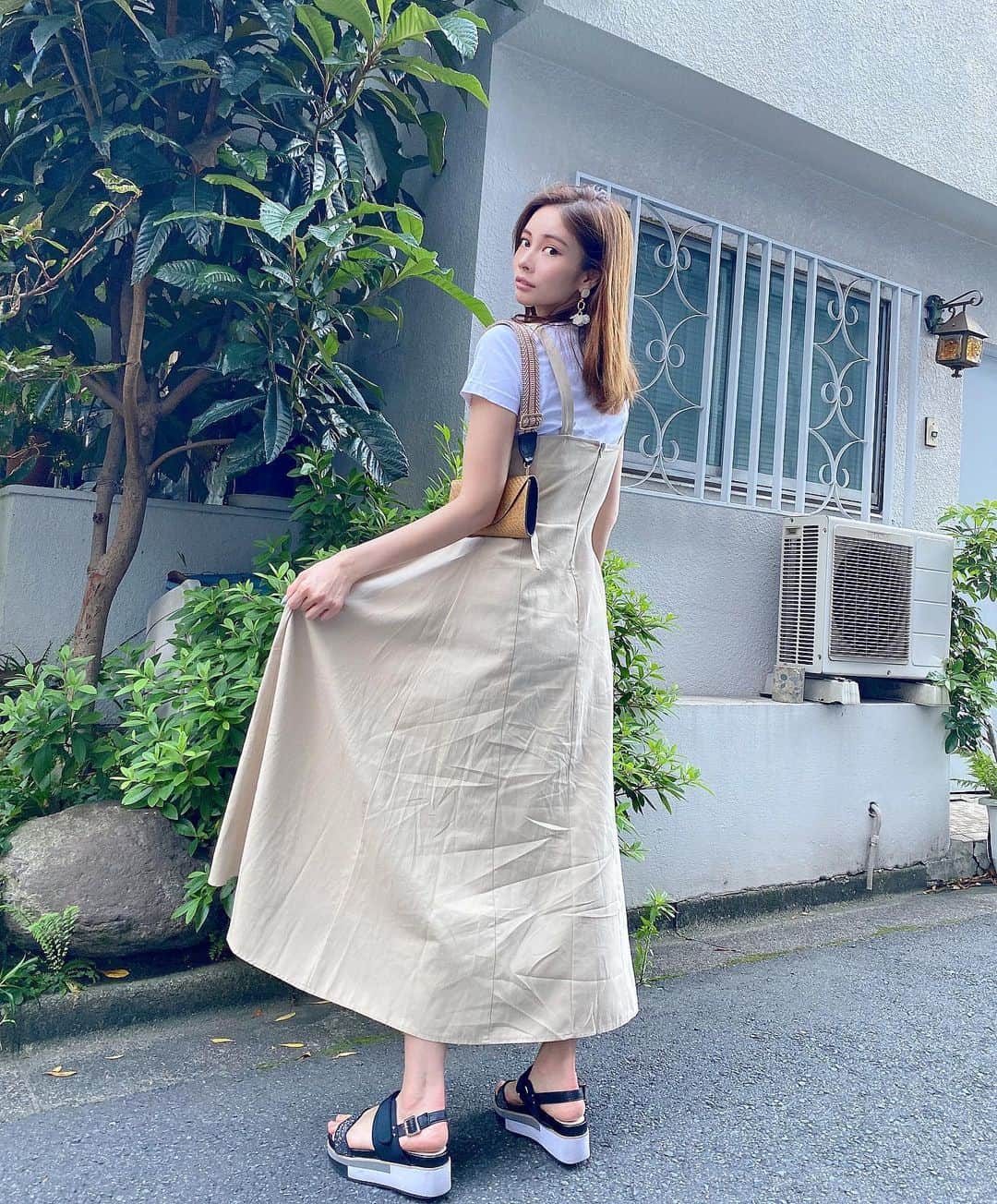 のインスタグラム：「ストーリーに載せてどこのー？って たくさん質問頂いていた服💭 インナーを変えればたくさん着まわせる✨ @libjoie のだよ💓 ・ ・ ・ ・ ・ ・ ・ ・ ・ ・ ・ ・ ・ ・ ・ #libjoie#tシャツ#おうち時間#おうちごはん#stayhome#家にいよう#コロナに負けるな#シンプル#シンプルコーデ#シンプルな暮らし#引きこもり#ナチュラルメイク#東京#ベージュ#ワンピ#ワンピース#ロングワンピ#サンダル#イヤリング#セットアップ#イヤリング#夏服#夏#summertime#tshirt#beige#onepiece#sandal#simplefashion#setup#コーディネート」