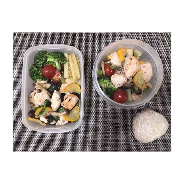 みのり(26)＠東京 ダイエットのインスタグラム：「🎀 #夜勤 🍴#今日のお弁当 . 鶏むね肉と野菜炒め ブロッコリー きんぴらせろり . . 朝はおにぎり少し🍙 . . お菓子食べないように、 ちゃんと持ってきました🤣 . . 朝までがんばります♡ . ◉ライザップ公認の紹介アンバサダーです。 〜紹介特典で、5万円分お安く入会できます〜 . . ▶︎全国どの店舗でもOK ▷２週間のトライアルコースもあります(^_^)/ ▶︎カウンセリング予約前にご連絡ください . ◎入会やカウンセリングをお考えの方、 ご質問なども、DM✉️ください。 . ★トレーニング見学もできます★ . 📺RIZAP TVCM出演 🏅RIZAP BMG ファイナリスト2017.2018 . #rizap #ライザップ . #ダイエット #diet #ダイエット日記  #instadiet #ダイエット仲間募集 #ダイエッター #公開ダイエット #食べて痩せる #糖質制限 #お弁当 #弁当 #ダイエット弁当  #自分弁当 #糖質オフ #晩御飯 #dinner #夜ご飯 #夕食 #夜ごはん  #低糖質 #糖質制限 #夜勤弁当 #看護師」