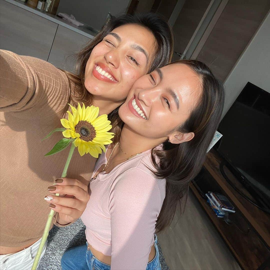 Megha Shrestha さんのインスタグラム写真 - (Megha Shrestha Instagram)「Sunflowers are known for being “happy” flowers, making them the perfect gift to bring joy to someone's (or your) day.🌻 早く天気良くなって欲しいですね💯 @saya.kagawa  元気かな、、 会いたくなってるよー  #tb #sunflower #tokyojapan #flowerlanguage #happy #suntomoon」5月22日 20時29分 - happy_story_14