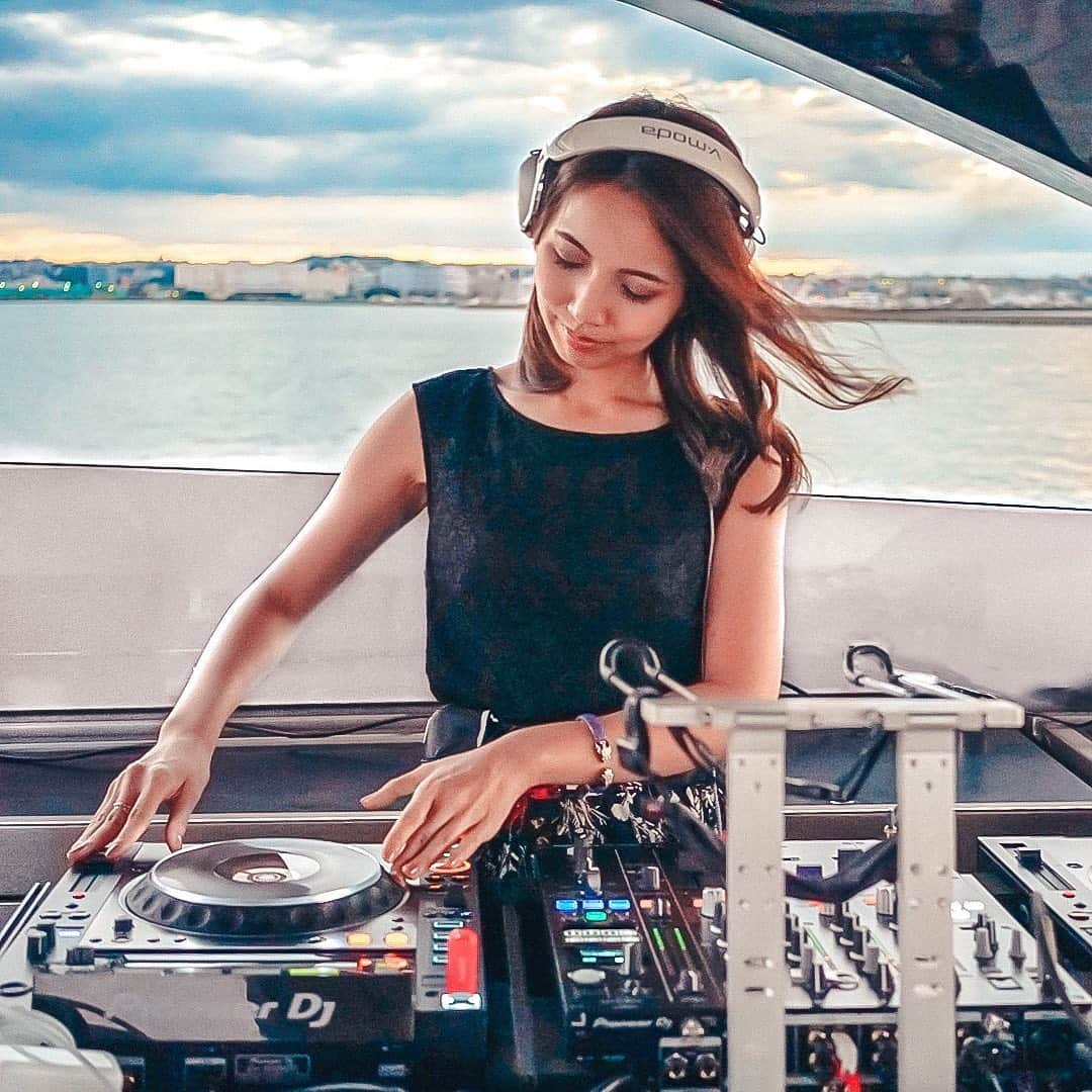のインスタグラム：「いつかの外でのDJ🎧. . 外で過ごすのが気持ち良い季節になってきたから、 本当だったら今日もどこかでDJしてたかなあ🤔🤔. (今日は雨だけど笑) . 今日はおうちでMIX作り作業を永遠としてました🎧. 日曜日のYouTube LiveのWed盆踊りで使う音源なので、楽しみにしててね🙆‍♀️♥️. . そして気がつくと華金🌸. 仕事がない金曜日なんて滅多になかったのに、不思議🤭！ . #DJ #DJing #🎧 #djlife #djtime #party #partytime  #nightclub #djbooth #nightout #music #rock #disco #work #djingismylife #tokyo  #bar #spring」