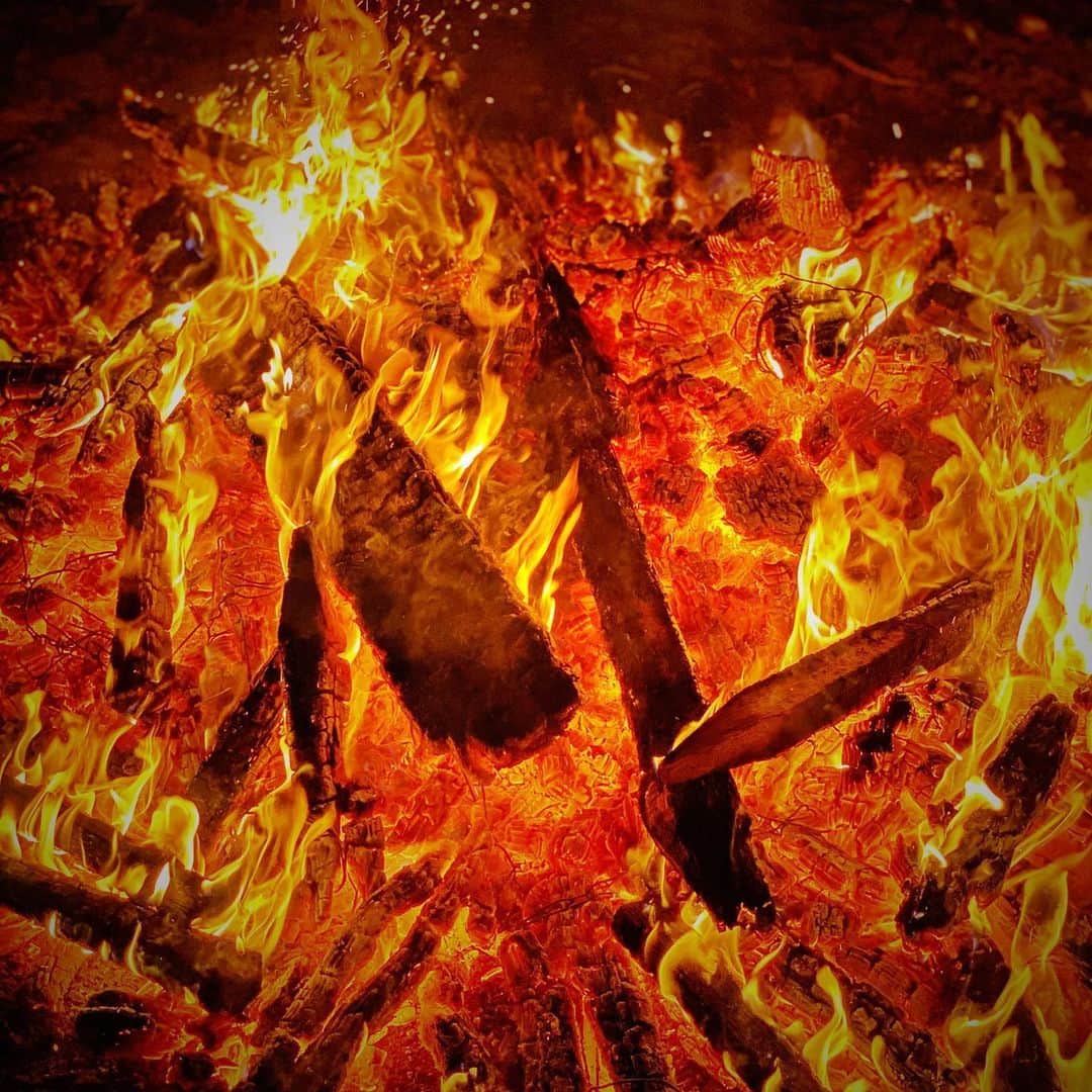 堀江貴文さんのインスタグラム写真 - (堀江貴文Instagram)「#campfire #niseko #燃えろよ燃えろよー炎よ燃えろー」5月22日 20時22分 - takapon_jp