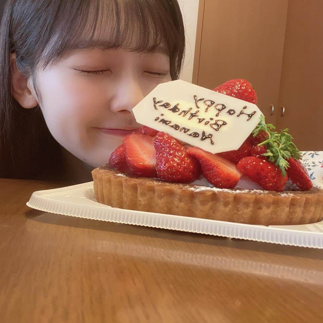 浅井七海さんのインスタグラム写真 - (浅井七海Instagram)「.﻿ 誕生日に食べたケーキです🍰﻿ もちろん いちごタルトです🍓🍓🍓！﻿ ﻿ This is the cake I ate for my birthday.🍰﻿ Of course strawberry tarts🍓🍓🍓﻿ ・﻿ ・﻿ #誕生日 #誕生日ケーキ #Birthdaycake #いちごタルト #いちご #strawberrytart」5月22日 20時27分 - naamin48_