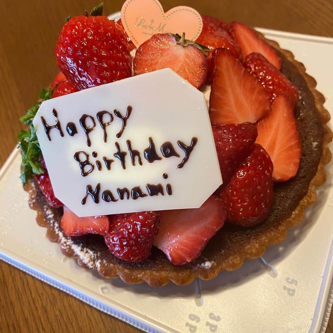 浅井七海さんのインスタグラム写真 - (浅井七海Instagram)「.﻿ 誕生日に食べたケーキです🍰﻿ もちろん いちごタルトです🍓🍓🍓！﻿ ﻿ This is the cake I ate for my birthday.🍰﻿ Of course strawberry tarts🍓🍓🍓﻿ ・﻿ ・﻿ #誕生日 #誕生日ケーキ #Birthdaycake #いちごタルト #いちご #strawberrytart」5月22日 20時27分 - naamin48_