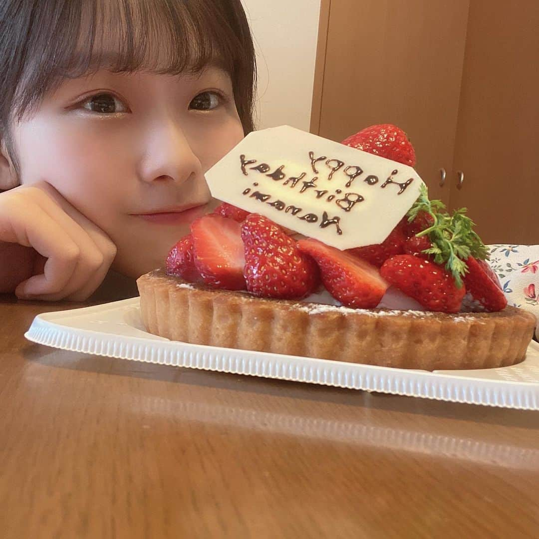 浅井七海さんのインスタグラム写真 - (浅井七海Instagram)「.﻿ 誕生日に食べたケーキです🍰﻿ もちろん いちごタルトです🍓🍓🍓！﻿ ﻿ This is the cake I ate for my birthday.🍰﻿ Of course strawberry tarts🍓🍓🍓﻿ ・﻿ ・﻿ #誕生日 #誕生日ケーキ #Birthdaycake #いちごタルト #いちご #strawberrytart」5月22日 20時27分 - naamin48_