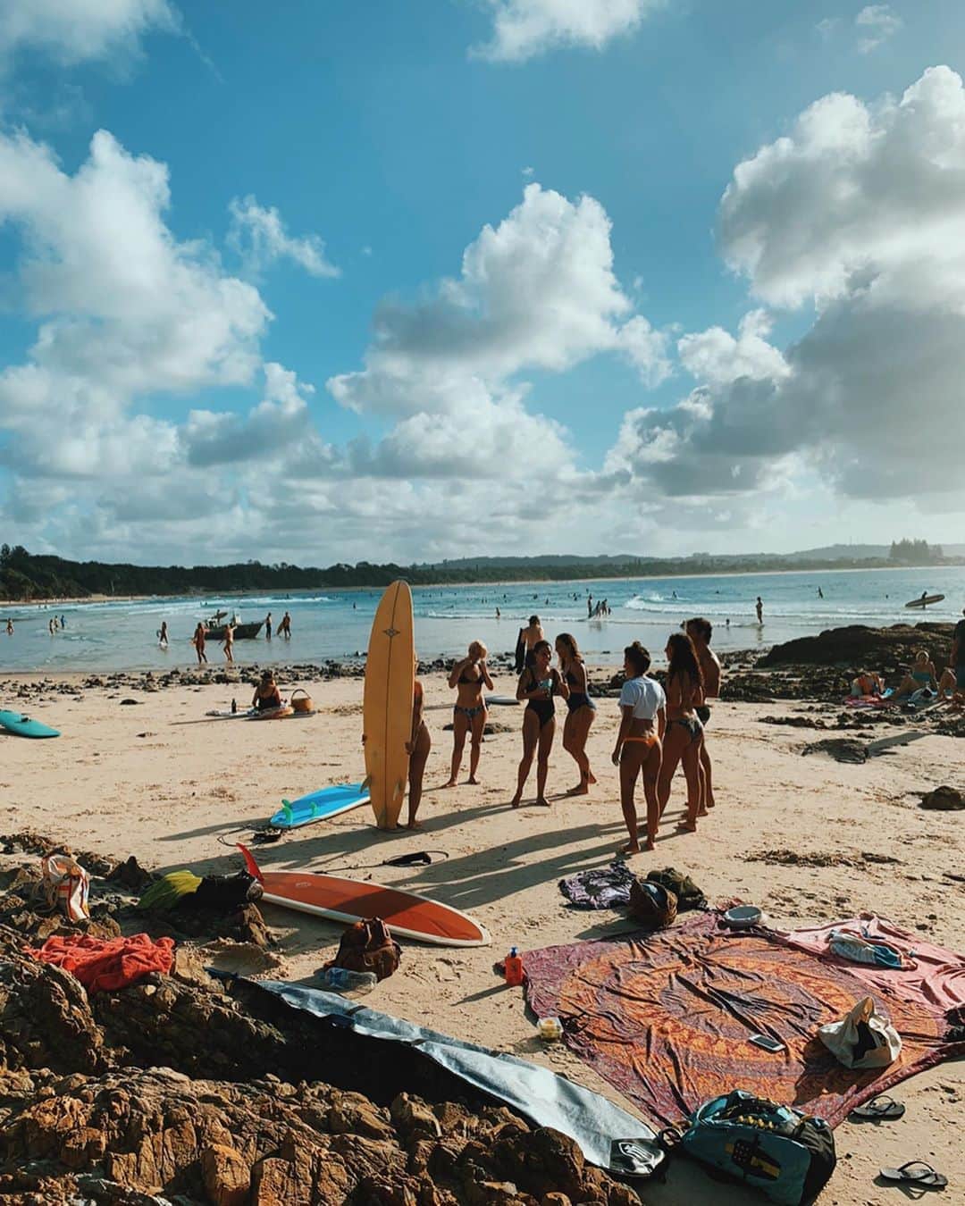 小竹麻美のインスタグラム：「2019 March ｜Byron Bay オーストラリアの東にある、みちちゃん　@alexiastam1988 オススメのビーチタウン💕バイロンベイ！　初めてのオーストラリアは、気候がとにかく最高だった〜☀️冬に行って夏を感じられるって最高🥺 ゴールドコースト空港から車で1時間くらいで到着。お仕事で行ったんだけど、なんだかとってもゆる〜〜い空気が流れるとってもお洒落な街で、着いてすぐにテンション上がったのを覚えてる！✨街全体がまったりとした空気感。ヘルシーなおしゃカフェも沢山あって夕陽がすごくキレイで、植物も可愛いしビーチの雰囲気もよし💕　物価も安いし、チップもないし最高🥺✨ホテルも安くて可愛いところ沢山あったよ！思い出に残る出張でした💓卒業旅行とかにもとってもオススメです！！はやくまた行きたい〜〜〜✨🔥冬ころには行けるのでしょうか・・・・・・・🥺 #byronbay #australia #beach #ssstrip  #バイロンベイ」
