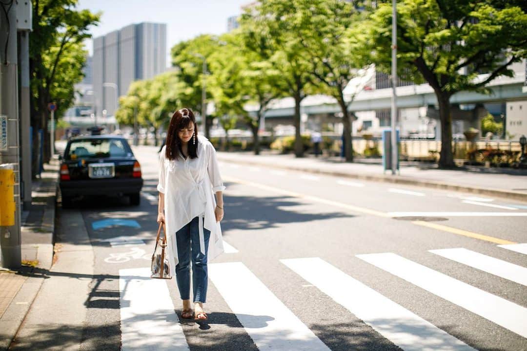 田中幸恵のインスタグラム：「____ . いつかの服。 .  ゆうてる間に夏が来そう。。 長袖は一瞬で終わりノースリーブの季節かな🏝 . tops ▶︎ @dolce._official  denim ▶︎ @levis  shoes ▶︎ @hermes  bag ▶︎ @poloralphlauren  earring ▶︎ @stellarhollywood」