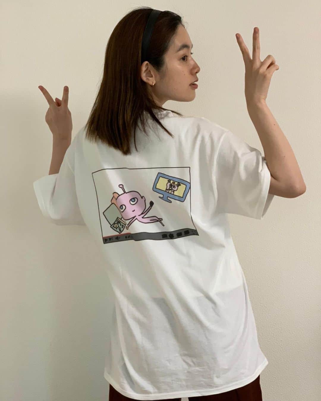 筧美和子さんのインスタグラム写真 - (筧美和子Instagram)「Tシャツ〜〜👽💓 少しですがプレゼントもあるのでよかったら動画の概要欄から応募してね！」5月22日 20時30分 - miwakokakei