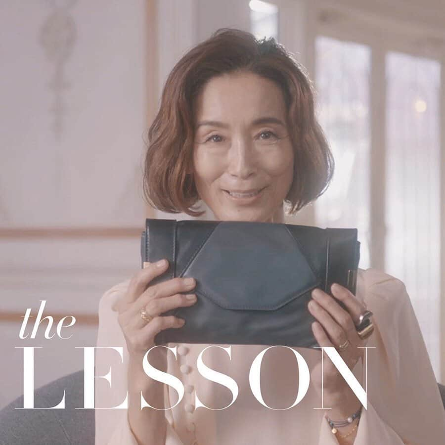 Harper's BAZAAR Japanさんのインスタグラム写真 - (Harper's BAZAAR JapanInstagram)「編集長・塚本香が出演する動画シリーズ「The Lesson」:あの有名デザイナーの「ミューズ」とは﻿ ﻿ ﻿ ▼写真2枚目から動画をチェック。またプロフィール @harpersbazaarjapan のハイライトからYouTubeをご覧いただけます。﻿ ﻿ ﻿ ファッション誌の編集者として40年間近くの経験を持つカリスマ編集長が、これまでのキャリアを通して手に入れた、ファッションがもっと楽しくなるティップスの数々を全5回に渡ってレクチャーする動画シリーズ「The Lesson」。﻿ ﻿ ﻿ ドレスコードやミューズ、ファッションと映画の関係性について、そして華やかなレッドカーペットスタイルまで、ファッションが大好きな人はもちろん、ファッション業界を目指す人に向けた、ファッションがもっと楽しくなるトピックが満載です。﻿ ﻿ ﻿ 第3回となる今回は、デザイナーたちが惹きつけられ、インスパイアされる存在「ミューズ」について。そもそも「ミューズ」とはどういう意味なのだろうか、また実際に「ミューズ」と呼ばれている人にはどんな人がいるのだろうか。イヴ・サンローラン（Yves Saint Laurent）が惚れ込んだBetty Catroux （ベティ・カトルー）とルル・ド・ラ・ファレーズ（Loulou de la Falaise）をはじめ、ユベール・ド・ジバンシィ（Hubert de Givenchy）とオードリー・ヘプバーン（Audrey Hepburn）の関係などについて触れながらひも解いていきます。﻿ ﻿ ﻿ 塚本編集長の「ミューズ」は、ロミー・シュナイダー（Romy Schneider）、シャーロット・ランプリング（Charlotte Rampling）、リー・ラジウィル（Lee Radziwill）の3人。彼女たちの普段の着こなしはもちろん、ちょっとした仕草や話し方も自身の手本にしているそう。そんな塚本編集長も実は、あるブランドの「ミューズ」になった瞬間を体験したことが！﻿ ﻿ ﻿ 終盤での読者のみなさんからいただいた質問に返答するコーナー「The Questions」では、「今ハマっているものは？」「一ケ月休みが取れたら何をする？」「健康のために気をつけていることは？」「生まれ変わったら何になりたい？」について答えます。﻿ ﻿ ﻿ 「あのデザイナーが憧れる女性ってどんな人？」「コレクションはどういうストーリーがあって生まれたのか」。ファッションは着るだけでなく、そういう視点をもつことで新たな楽しみ方が見つかるはず。この動画を見て、あなたにとっての「ミューズ」を探してみては？﻿ ﻿ ﻿ #harpersbazaar #harpersbazaarjapan #editorinchief #magazine #fashionmagazine #kaoritsukamoto #fashion #mode  #ハーパーズバザー  #編集長 #塚本香 #ファッション誌 #ファッション #モード #youtube #thelessonシリーズ #インタビュー動画」5月22日 20時30分 - harpersbazaarjapan