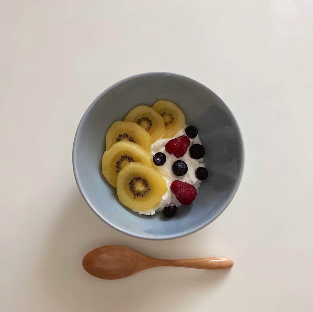 永井理子さんのインスタグラム写真 - (永井理子Instagram)「お家の冷蔵庫に必ず入ってるものが オイコスの無糖なんだけど フルーツ乗っけたり アレンジして食べるのが好き😋🍓🥝🍌 たんぱく質もビタミンも摂れるよっ」5月22日 20時35分 - riko_1221