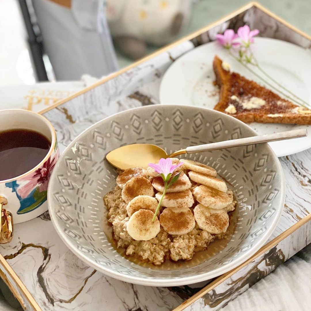 ルーシー・メックレンバーグさんのインスタグラム写真 - (ルーシー・メックレンバーグInstagram)「I’m starting to really appreciate all the little things 🥰 .. just some of my breakfasts in bed with a little flower! Not sure where he’s getting these flowers! Sorry neighbours!!! 💐🌸🌺🌷🌹」5月22日 20時35分 - lucymeck1