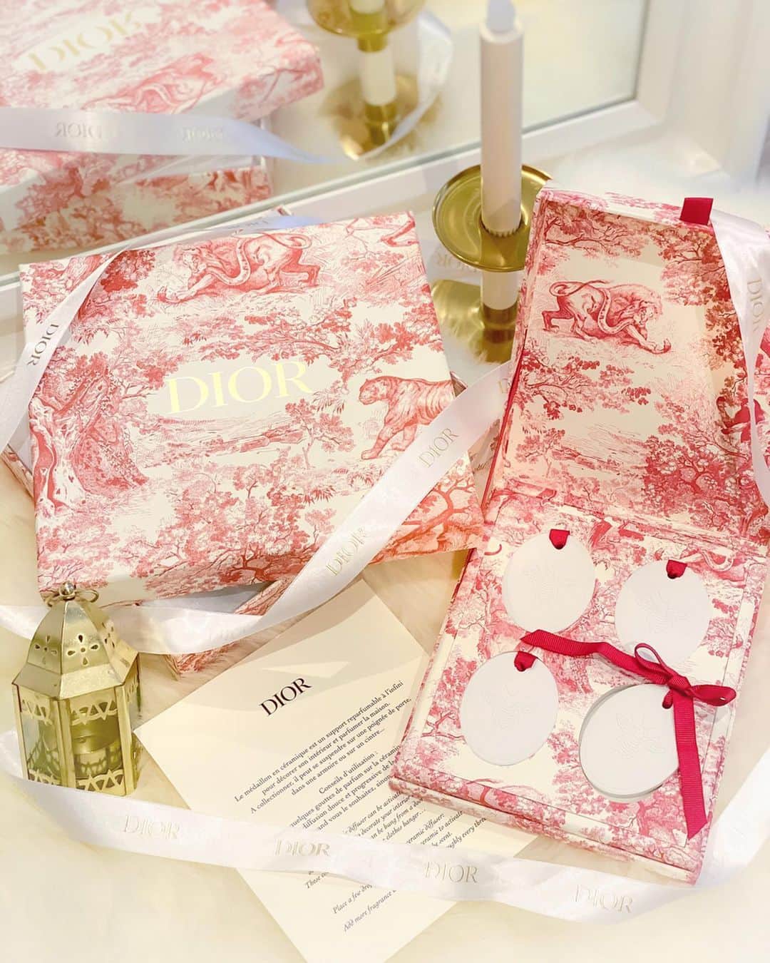 のインスタグラム：「. . センス良すぎるお誕生日プレゼント貰っちゃった〜🌹 . @dior のトワルドゥジュイ柄に入った クローゼットとかにかけて 好きな香りをつけて使うメダリオンセット♡ . 素敵すぎる〜🛁 この柄流行ってるよね〜☁️大好きな柄🍒 . 一人暮らししてから家具とかインテリアとかも こだわりだしちゃって大変、、、笑 . あ、ついにネイルオフして何億光年ぶり🤔？ってくらいの自爪で生活してる💭 たまにはいいよね♡  @airi803 かわいいプレゼントありがとう🎁 . #dior #birthdaypresent #diorhomme #present #stayhome #ディオール #ルームフレグランス #クローゼット #誕生日プレゼント #プレゼント #ディオールホーム #誕生日 #ギフトボックス #香水 #おうち時間 #おうちじかん #トワルドゥジュイ」
