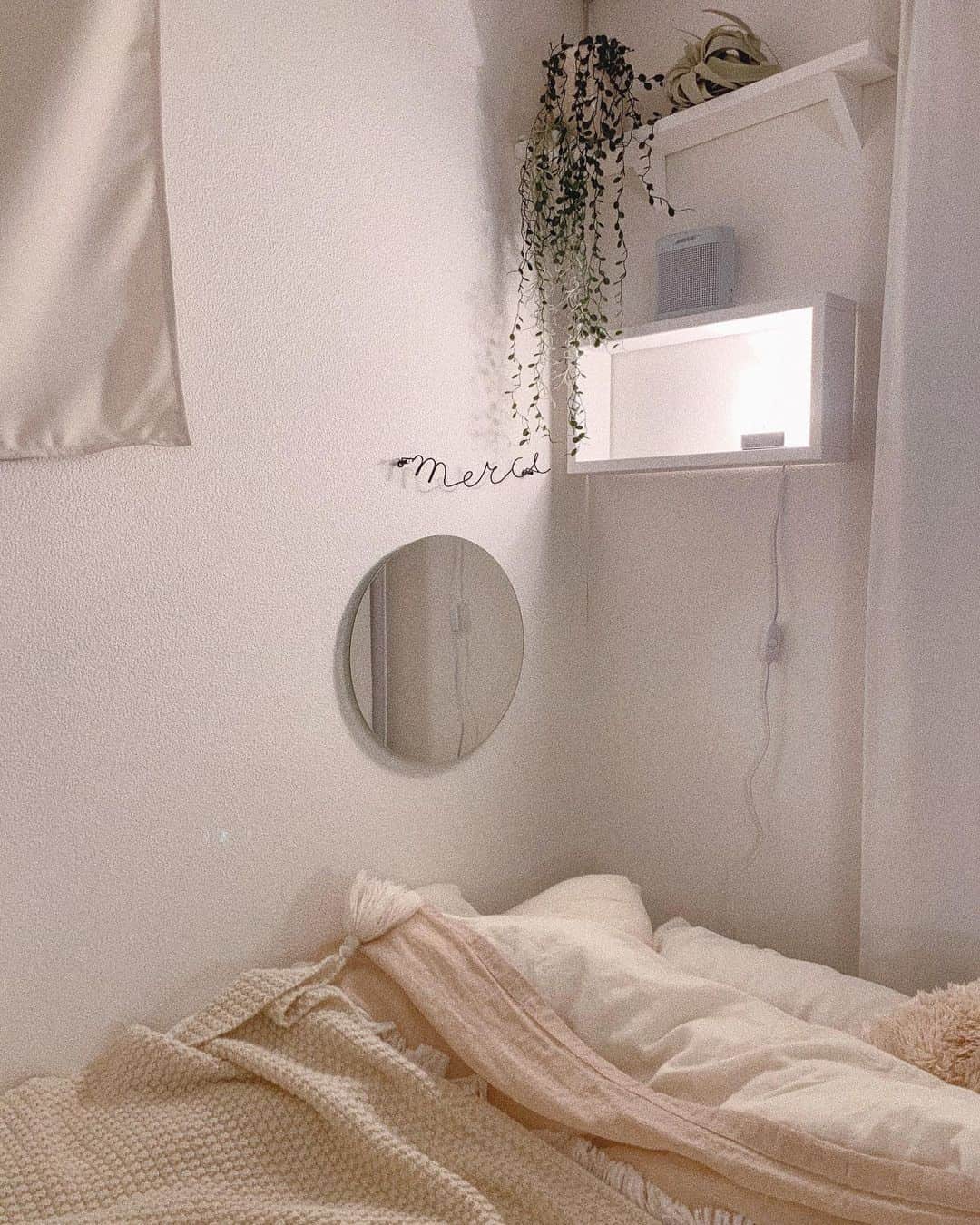 中谷愛さんのインスタグラム写真 - (中谷愛Instagram)「Bed side 🛌..💤 #ai__room」5月22日 20時44分 - aixox3