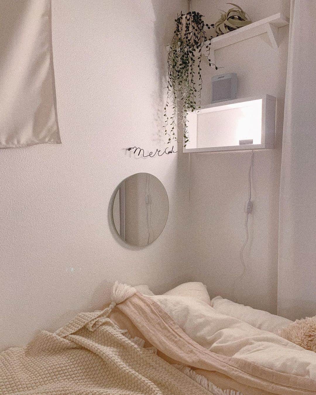 中谷愛のインスタグラム：「Bed side 🛌..💤 #ai__room」