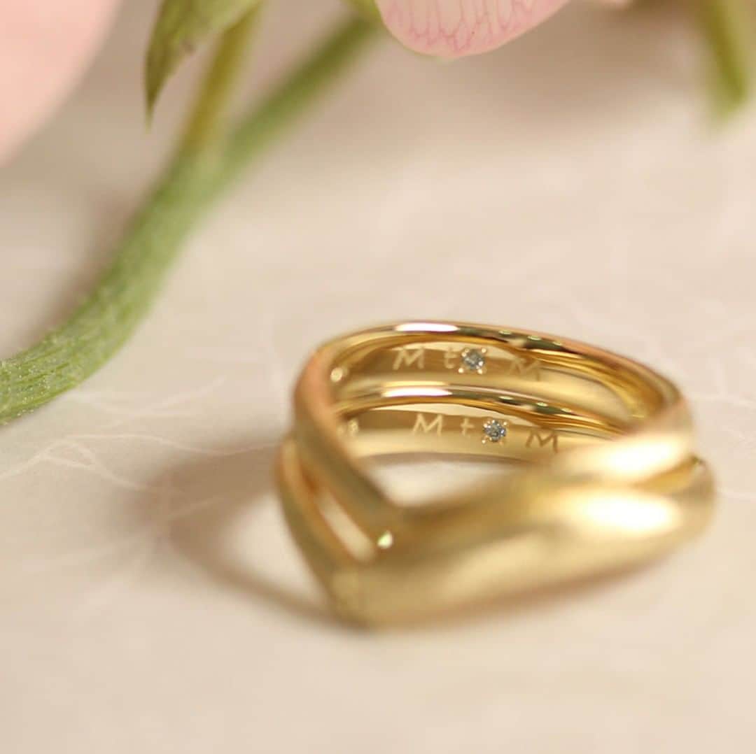 ith / イズ オーダメイド結婚指輪さんのインスタグラム写真 - (ith / イズ オーダメイド結婚指輪Instagram)「お二人揃ってに身に着けるものは、 結婚指輪くらいかもしれません。  せっかくだから、デザインはお気に入りを。  でも、それ以上に “二人だけの証” という意味合いが 指輪を特別なものにしてくれます。  M to M  ブルーダイヤモンドを添えた お二人のイニシャルが、 どんなときも指輪の内側で お二人を繋ぎ続けます。 . . ▽ 指輪について 結婚指輪(男性)：ピウマ K18YG：145,000円〜 . 結婚指輪(女性)：ピウマ K18YG：140,000円〜 . .  公式ハッシュタグ🤳✨ #イズマリッジ . . 【オンラインアトリエOPEN】 お二人それぞれのご自宅にいながら 指輪のオーダーメイドができる、 ithのオンライン相談が始まりました💻 → 詳細はプロフィールのURLにて🔗 . . #マリッジリング #エンゲージリング #結婚指輪 #婚約指輪 #カスタマイズ #指輪 #ダイヤモンドリング #婚約 #プレ花嫁 #ナチュラルウェディング #結婚指輪探し #指輪選び #指輪探し #結婚指輪選び #イニシャル #ペアリング #プロポーズ #特別感　 #オーダーメイドリング #結婚指輪オーダー #ゴールドリング #パーソナライズ #結婚準備 #花嫁 # #2020秋婚 #2020冬婚 #2021春婚」5月22日 20時45分 - ith_marriage