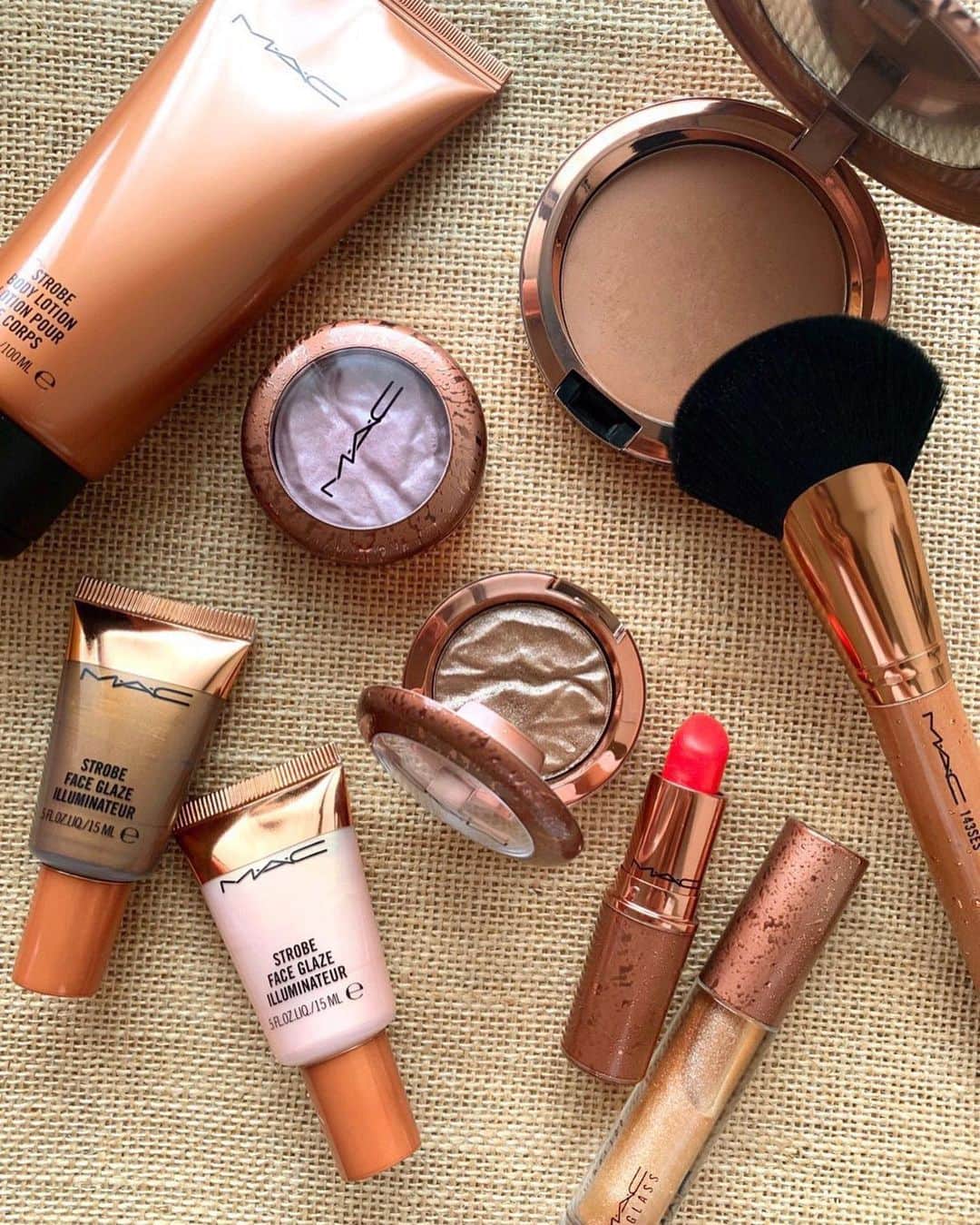 M∙A∙C Cosmetics Japanのインスタグラム：「本日公式オンラインショップ先行発売の新コレクション #MACブロンジング の#MACインスタライブ で使用した製品はこちらです👇 @mayuko_m424  @daiki__1224  ㅤ 【コレクション使用製品】 EYES ☑︎フォイルド シャドウ：モナコ コ ☑︎フォイルド シャドウ：サンフォリア  ㅤ FACE ☑︎ラディアント マット ブロンジング パウダー：トータリー トープレス ☑︎# 143SES ミディアム フェイス ファン ブラシ ☑︎ストロボ フェイス グレイズ：マジック アワー ☑︎ストロボ フェイス グレイズ：ブロンズジュール  ㅤ LIPS ☑︎リップスティック：カンヌ ドゥ! ☑︎リップガラス：アウト オブ ディス パール  ㅤ 【その他使用製品】 BRUSH ☑︎# 240S ラージ テーパード ブレンディング ブラシ →ブロンジングパウダーをアイホール全体に使用 ☑︎# 239S アイ シェーディング ブラシ →アイホールに使用 ☑︎# 219S ペンシル ブラシ →目頭ハイライトに使用 ☑︎# 132S デュオ ファイバー ブラッシュ ブラシ →ハイライトに使用 ㅤ ㅤ ご視聴いただいた皆さま、有難うございました✨ まだの方はIGTVからぜひご覧くださいませ。 ㅤ ㅤ 【公式オンラインショップ限定特典】 ☑︎5/28 23:59まで全品送料無料！ ☑︎初回ご購入のお客様へ10% OFFクーポンをプレゼント（クーポンコードwelcome） ㅤ ※ 全国のM･A･C店舗での発売日は未定となります。発売日が決まり次第、公式オンラインショップ・公式SNSアカウント(インスタグラム・ツイッター)にて情報を掲載させて頂きます。 ㅤ ㅤ #MACCosmeticsJapan#MACCosmetics#MAC#MACコスメ#アイメイク#MACリップ#メイク好き#新作コスメ#春メイク#血色感#血色メイク#抜け感メイク#抜け感#コスメ記録#コスメマニア#メイクプロセス#艶肌メイク#リップ好き#マックコスメ#限定コスメ#ヘルシーメイク#日焼けメイク#夏メイク#ゴールドメイク#ブラウンメイク#シェーディング #macbronzing」