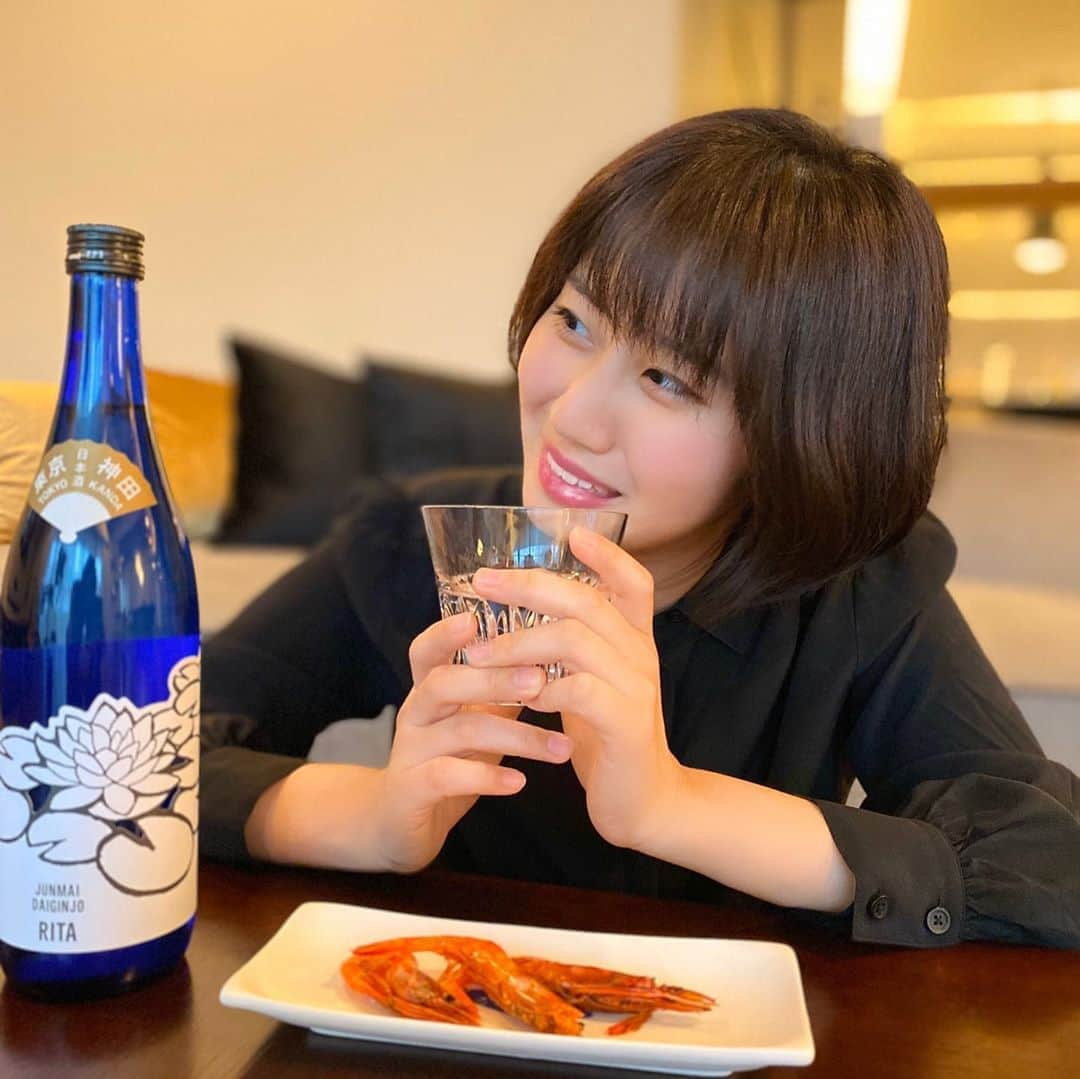 西村まおのインスタグラム：「🍶﻿ 今日は久々に日本酒をたしなみました❤️﻿ 娘は完全にミルクへ移行してしまったので﻿ お酒はのんでも良かったんだけどね。﻿ 育児に追われてそんな余裕もなかったな！笑﻿ ﻿ お酒はゆっくーり飲みたいじゃないですか✨✨﻿ ﻿ ﻿ そんな久々のお酒は﻿ 神田豊島屋さんの「純米大吟醸　利他｣﻿ ﻿ 利他は日本酒関係のお仕事をしていた時にもいただいたことがあって、口当たりなめらかで飲みやすかったのを覚えていたので、久々のお酒にチョイスしてみました✨﻿ 見た目も華やかだし﻿ お家でも気分あがるしいいよね❤️﻿ ﻿ ﻿ 神田豊島屋さんはその名の通り神田にあるんだけど﻿ 東京で最も古い酒舗なんだよね…﻿ ﻿ いつもは店舗の方でしか買えないの😭﻿ ﻿ 子供もいるしこんなご時世だし買うのは難しいかなぁって思ってたら、期間限定でオンライン販売してたので早速ゲットしました😂✨﻿ ﻿ ﻿ 海老と日本酒、最高👍👍﻿ @toshimayaritashop﻿ ﻿ ﻿ #利他 #日本酒 #神田豊島屋 #純米大吟醸 #おうちご飯 #のんべえ #酒 #家飲み #宅飲み #お取寄せ #おつまみ #おうち時間 #sake #tokyo #stayhome」