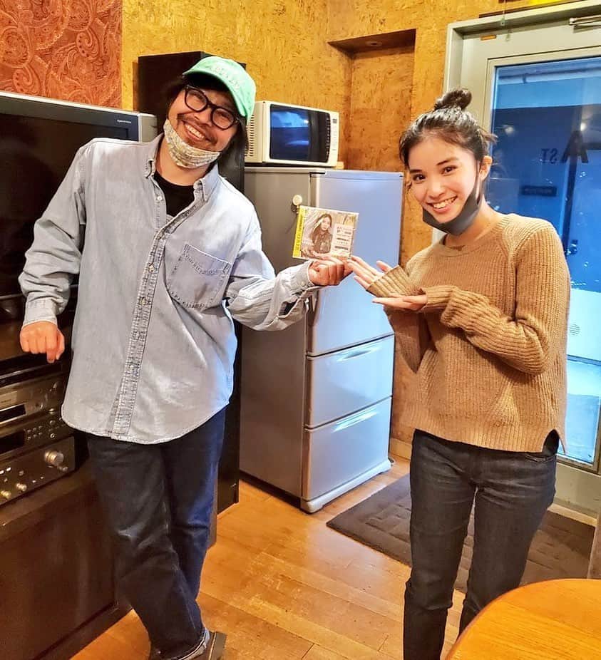 仮谷せいらのインスタグラム：「‪ゲーム関連4団体合同キャンペーン動画 『ゲームのやくそく』に 歌唱で参加させていただきました✨  写メはご一緒させていただいた 曽我部恵一さんと📸 #ソーシャルディスタンス  レコーディングご一緒させて頂きましたが、 学ぶ事がたくさんでかっこよくて かなり勉強になりました！！ 気さくにお話ししてくださり 嬉しさと緊張で、より緊張しました😂笑 ‬ ‪皆さんもゲームをする時は、 時間を決めて約束を守ってくださいね🙆‍♀️🎮 作詞：ケンモチヒデフミ / 広瀬和奏‬ ‪作曲・編曲：広瀬和奏‬ ‪歌唱：曽我部恵一 / 仮谷せいら‬  こちらから聴けます👇👇 https://www.youtube.com/watch?v=a1EBcQsTFaM‬  #ゲームのやくそく」