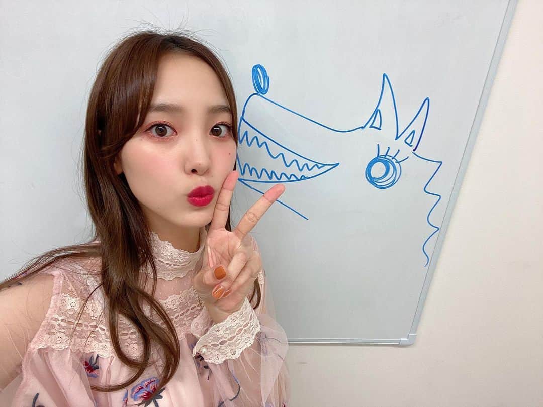 飯窪春菜のインスタグラム：「🐺🐺🐺 ・ ・ 初めてのzoomを使ってのイベントやりました！ オンライン人狼〜☺️🐺♥️ ・ ドッキドキしたけど楽しかったです☺️♥️♥️♥️ 定期的にできたら良いなあ💭 その際はぜひ参加お待ちしています🌸 ・ ・ ・ #zoom  #オンライン人狼  #人狼  #アホ毛すごい  #はるなの毎日  #飯窪ってる」