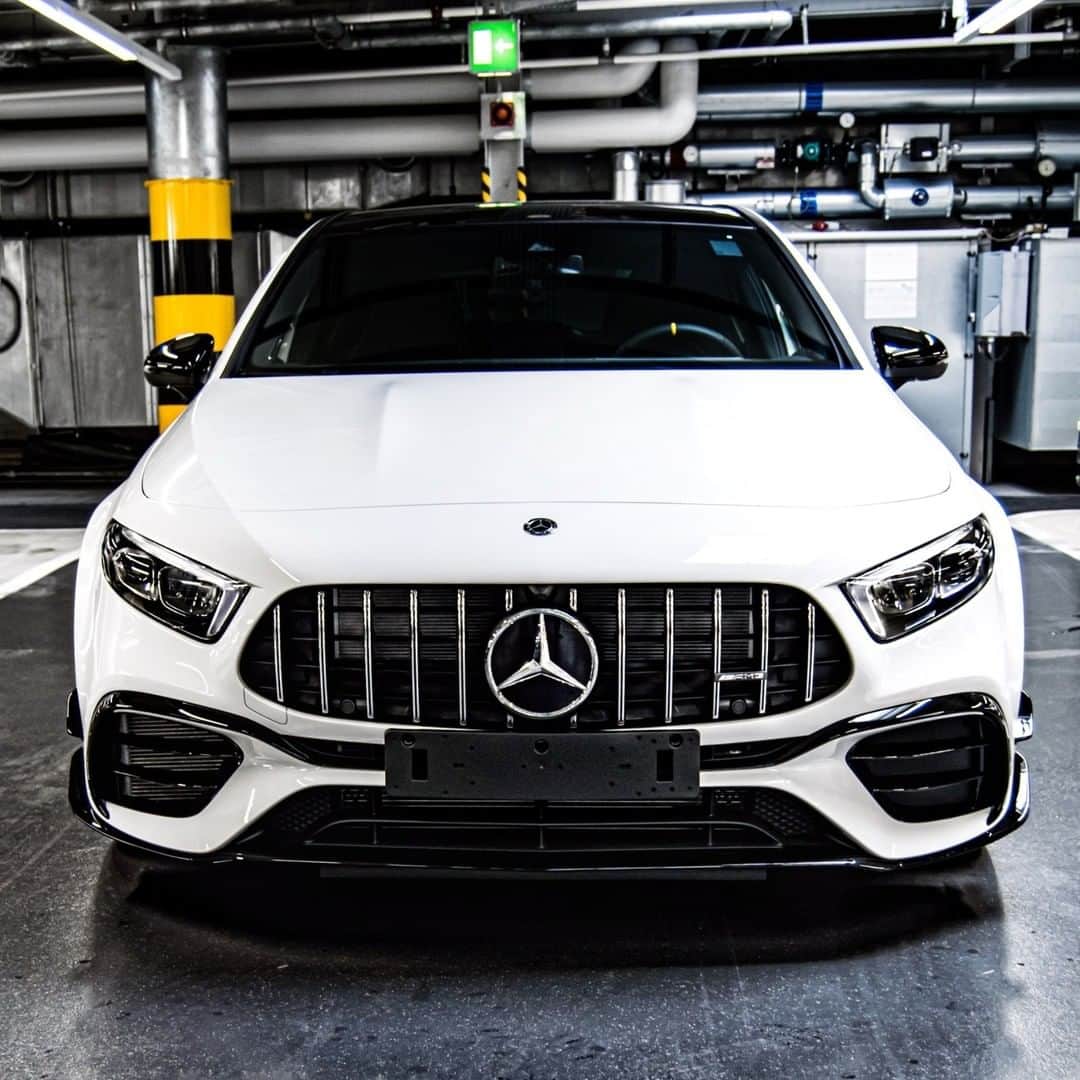 Mercedes AMGさんのインスタグラム写真 - (Mercedes AMGInstagram)「[Kraftstoffverbrauch kombiniert: 8,4–8,3 l/100 km | CO₂-Emissionen kombiniert: 192–189 g/km | amg4.me/efficiency-statement]  The Mercedes-AMG A 45 S 4MATIC+ in Polar White has an undeniably ice cold look! 📷: @MBKundencenter  #MercedesAMG #AMG #A45 #DrivingPerformance」5月22日 21時00分 - mercedesamg