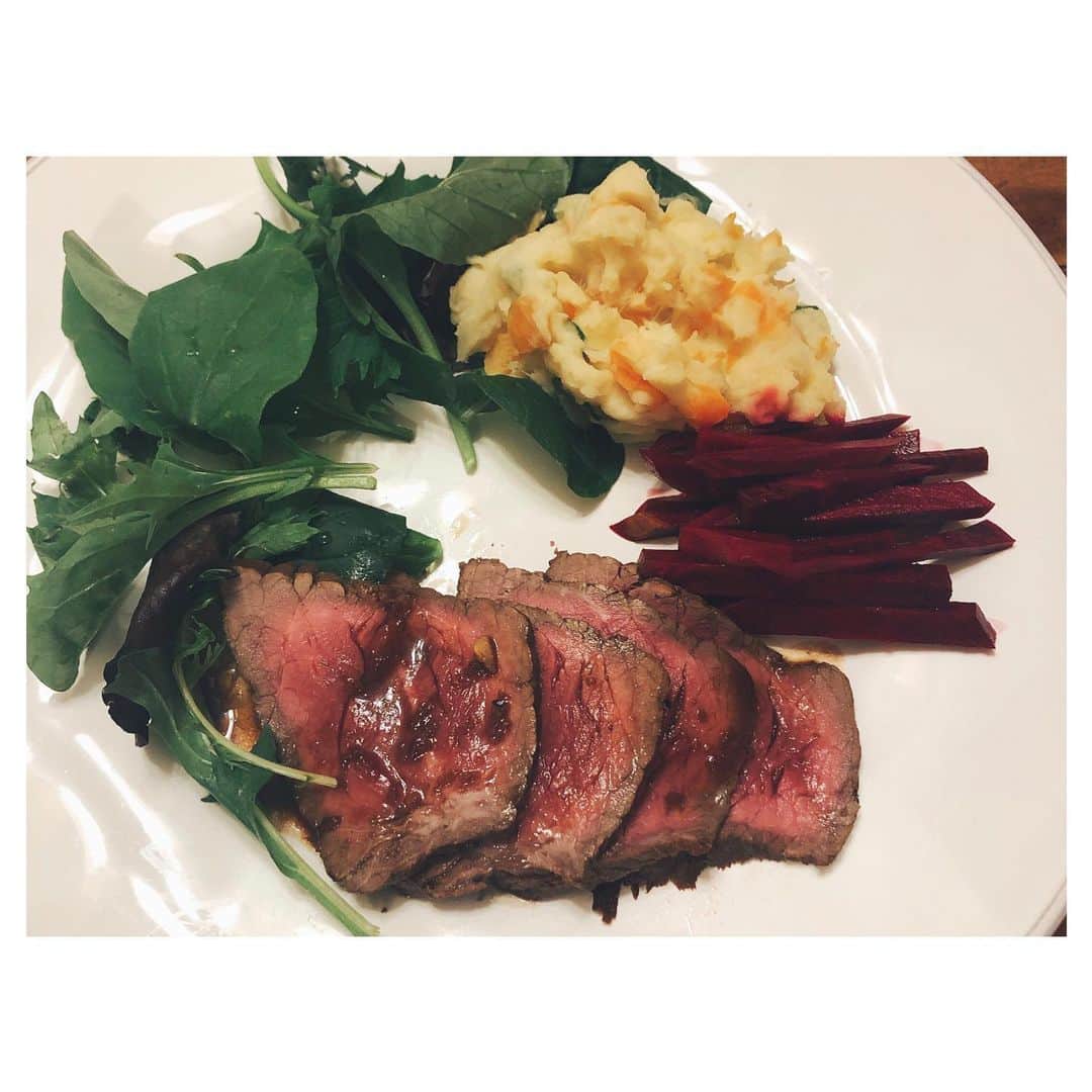 のインスタグラム：「とても久しぶりに自分でスーパーへお買い物🕺  お肉がとっても安かったので 圧力鍋でローストビーフを作りました🍽 リタが大好きなビーツとポテトサラダも❤️ ブラジルにいた時は毎日食べてたビーツ わざわざ買ってきて〜とは頼まないので 売っているのを見つけたら必ず買います😍  そして スーパーで何作ろうかな？と悩みながら買い物するのは楽しかった…  沢山の人が色々と我慢しながら気をつけて、そして頑張っている日々 何も気にせず人と会える日、出かけられる日が早くきますように…  #ローストビーフ #roastbeef #beterraba #beets #amobrasil #saudadedobrasil」