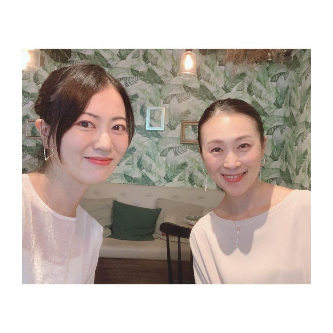 煌月爽矢さんのインスタグラム写真 - (煌月爽矢Instagram)「.﻿ .﻿ 今回の渡航でやっと♡﻿ めおさん（真野すがたさん）にお会いできましたー⁽⁽٩(๑˃̶͈̀ ᗨ ˂̶͈́)۶⁾⁾ ﻿ ﻿ ﻿ めおさんはご結婚後に台湾に住まれています。﻿ ﻿ ﻿ 昨年台湾に来た時にお会いしたのですが、今回の渡航では初めて♪﻿ ﻿ ﻿ ﻿ 私が研一で月組に配属された頃、めおさんは既に研8さんだったので新公を一緒にやらない学年は既に雲の上の方でした。﻿ ﻿ だから…現役の時って多分一言も会話をした事ないと思うのです（笑）ご挨拶だけ😅﻿ ﻿ ﻿ でも卒業後にSNSを通して繋がって、台湾で通う大学等々ご相談に乗って頂いたりして…﻿ 現役時代を飛ばしてお知り合いになった様な感覚がありつつ、根底にあるのは確実に昔の環境なので不思議な感覚です。﻿ ﻿ いつまでもお綺麗で素敵！﻿ ﻿ ﻿ #真野すがた　さん﻿ #台湾﻿ #台湾生活﻿ ﻿ 我這次來台灣之後第一次跟真野小姐見面﻿ 她是以前我的學姐﻿ 我決定來台灣留學的時候﻿ 她建議我那裡的大學最好，台灣生活的事，需要的日用品什麼的﻿」5月22日 21時02分 - nakahara.yuuki