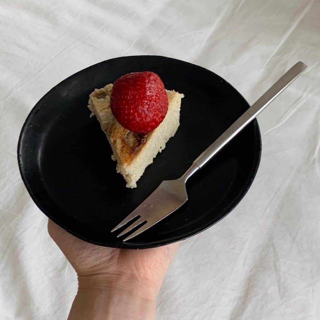 のインスタグラム：「大好きなお豆腐とおからのバナナケーキ🍰 苺との相性抜群なのでおすすめです🥂 . みんな、おすすめなのでレシピ載せときます◎ 簡単だからぜひ作ってね🌿 --------------------------------------------- 【材料】 ☑︎バナナ…2本 ☑︎生おから…120ｇ ☑︎絹ごし豆腐…100ｇ ☑︎プレーンヨーグルト…150ｇ ☑︎糖類…15～30ｇ ☑︎卵…2個 ☑︎ベーキングパウダー …小さじ1.5 ☑︎レモン汁…大さじ1～2 (よりケーキっぽくしたかったら薄力粉大さじ1.5) . 【作り方】 ⑴バナナは1本をペースト状に潰して、 もう1本は0.5mmくらいの輪切りにカット . ⑵ペースト状にしたバナナとほかの材料を 全てボールに入れ、バンドミキサーでよく混ぜる。 . ⑶2を耐熱タッパーにいれ 輪切りにしたバナナを乗せる . ⑷ 電子レンジでラップ無しで20〜30分くらいレンチン 粗熱を取ってから冷蔵庫で冷やしたら完成💮 . ☑︎ポイント 電子レンジ600ｗで28分やりました！ 出来上がりの生地が緩く感じると思いますが しっかり冷やせばある程度固まります！ -------------------------------------------------- #となりの食卓　#料理好きな人と繋がりたい #料理友達募集中　#朝ごはん #朝ごはんの記録 #おうちあさごはん #おうちごはん #あさごはん #いえごはん #家ごはん #朝食 #iegohanphoto #フーディーテーブル #和食 #和食朝ごはん #和食ごはん #豊かな食卓 #朝時間 #私のおいしい写真 #丁寧な暮らし #私のおいしい写真 #iPhone写真 #料理 #料理写真 #wp_deli_japan #mycook365 #てづくりごはん365 #キッチングラム #おうちごはんlover #タベリー」
