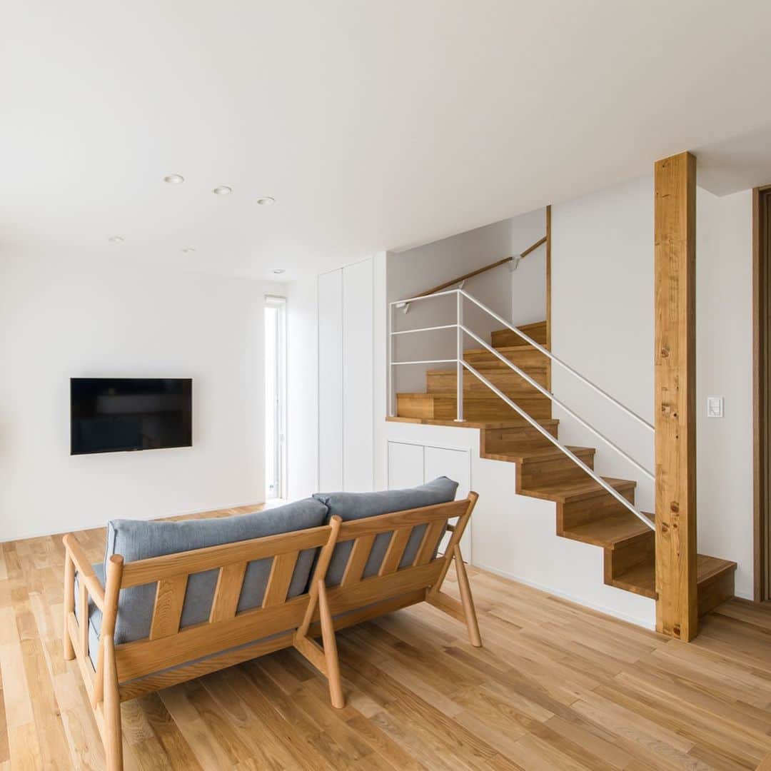 ルポハウス一級建築士事務所さんのインスタグラム写真 - (ルポハウス一級建築士事務所Instagram)「・ ・ ・ お気に入りのソファに座って木の温もりを感じられるリビング。 ・ テレビを消して、スリット窓からこぼれる光を感じながら、贅沢な時間を過ごします。 ・ ・ ・ 𓐌𓐌𓐌𓐌𓐌𓐌𓐌𓐌𓐌𓐌𓐌𓐌𓐌𓐌𓐌𓐌𓐌𓐌  ルポハウスの施工事例はこちらまで☞ @reposhouse  𓐌𓐌𓐌𓐌𓐌𓐌𓐌𓐌𓐌𓐌𓐌𓐌𓐌𓐌𓐌𓐌𓐌𓐌 #ルポハウス は#ちょっとかっこいい家 を"友人のために" という思いでつくっています。 一生に一度の#マイホーム。 「あなたにしかできない」×「ルポハウスだからできる」で、 私たちだけの#家づくり を思いっきり楽しんでみませんか？！ ・ ・ ・ #住宅 #注文住宅 #新築一戸建て #デザイナーズ住宅  #一級建築士事務所 #設計事務所  #滋賀県大津市 #滋賀県草津市 #滋賀県栗東市  #滋賀県近江八幡市 #無垢フローリング #ナラ床材 #リビングインテリア #スリット窓 #インテリアグリーンのある暮らし #壁掛けテレビ #ひな壇階段 #雛壇階段」5月22日 21時06分 - reposhouse