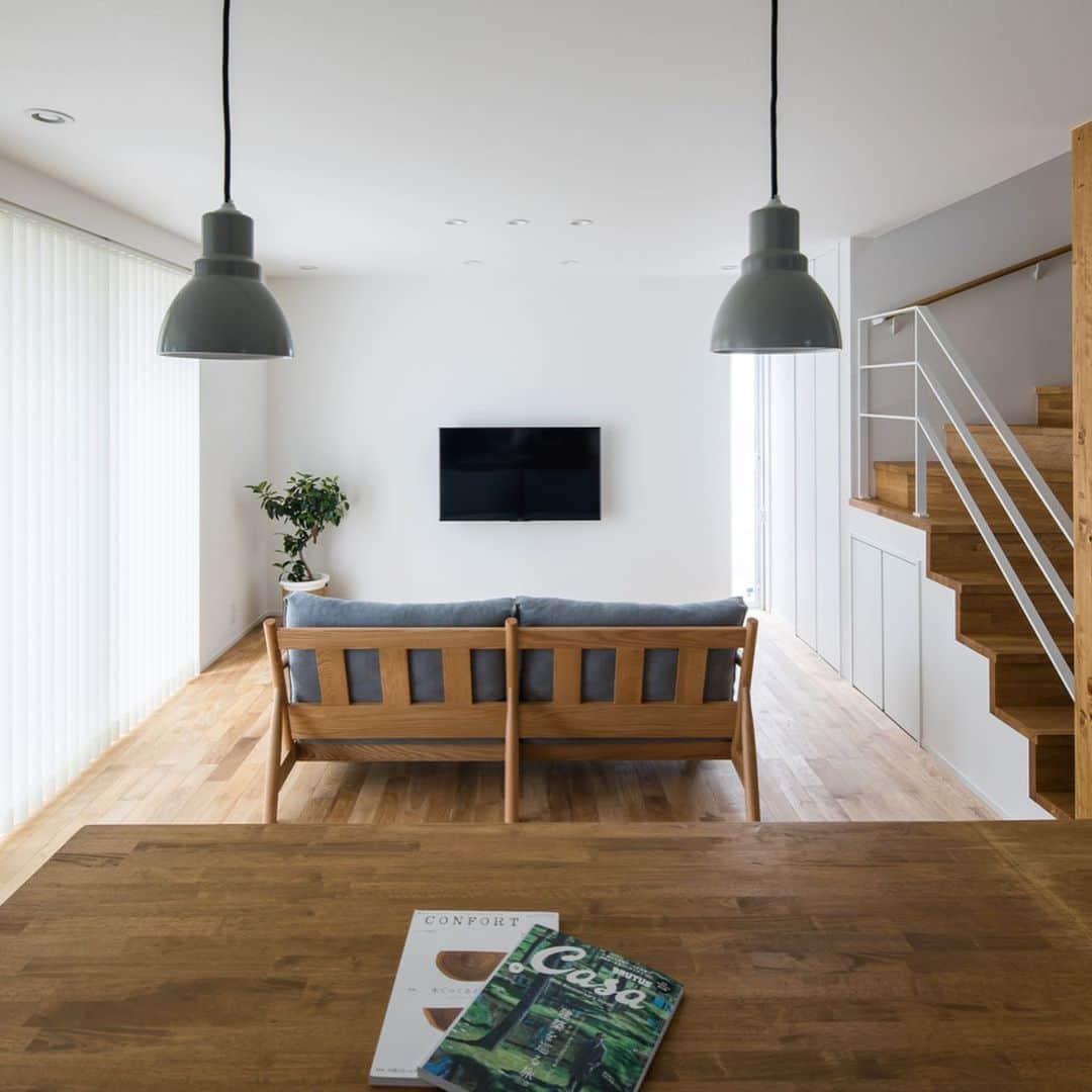 ルポハウス一級建築士事務所さんのインスタグラム写真 - (ルポハウス一級建築士事務所Instagram)「・ ・ ・ お気に入りのソファに座って木の温もりを感じられるリビング。 ・ テレビを消して、スリット窓からこぼれる光を感じながら、贅沢な時間を過ごします。 ・ ・ ・ 𓐌𓐌𓐌𓐌𓐌𓐌𓐌𓐌𓐌𓐌𓐌𓐌𓐌𓐌𓐌𓐌𓐌𓐌  ルポハウスの施工事例はこちらまで☞ @reposhouse  𓐌𓐌𓐌𓐌𓐌𓐌𓐌𓐌𓐌𓐌𓐌𓐌𓐌𓐌𓐌𓐌𓐌𓐌 #ルポハウス は#ちょっとかっこいい家 を"友人のために" という思いでつくっています。 一生に一度の#マイホーム。 「あなたにしかできない」×「ルポハウスだからできる」で、 私たちだけの#家づくり を思いっきり楽しんでみませんか？！ ・ ・ ・ #住宅 #注文住宅 #新築一戸建て #デザイナーズ住宅  #一級建築士事務所 #設計事務所  #滋賀県大津市 #滋賀県草津市 #滋賀県栗東市  #滋賀県近江八幡市 #無垢フローリング #ナラ床材 #リビングインテリア #スリット窓 #インテリアグリーンのある暮らし #壁掛けテレビ #ひな壇階段 #雛壇階段」5月22日 21時06分 - reposhouse