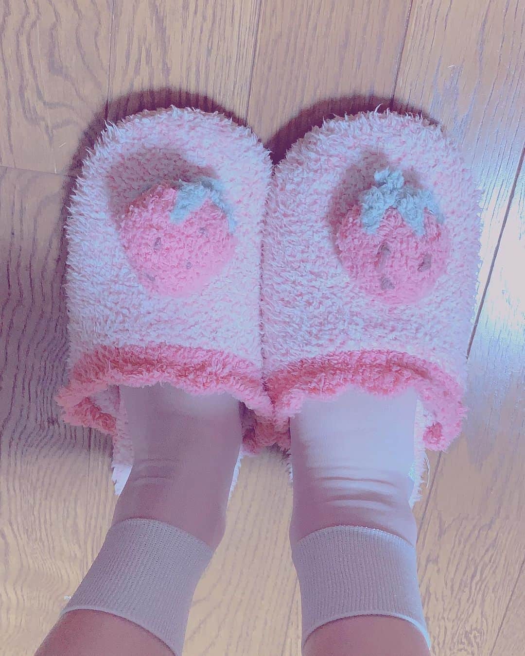 美蘭レンナのインスタグラム：「2月に可愛くて一目惚れして購入したいちごルームシューズ😍🍓💕 おうち時間もこのいちご🍓に癒されていました😊✨✨ 好きな物に囲まれている時って幸せですよね😍✨✨ いい歳してって自分でも思う時もたまにありますが、いちごとかピンク色とか好きな物は昔から変わらないです😂😂笑 #ルームシューズ#ルームスリッパ#スリッパ#ピンク#いちご#ラブリー#ファンシー#一目惚れ#いちご柄#いちご柄が好き#苺#いちごグッズ#お部屋#おうち時間#靴下屋#ストロベリー#お気に入り#投稿#roomshoes#strawberry#stayhome」