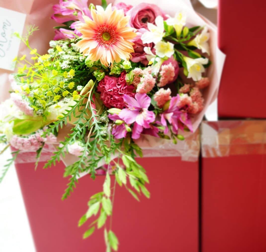 前田有紀さんのインスタグラム写真 - (前田有紀Instagram)「母の日が過ぎても、まだまだgui @gui.flower でのお花の発送は続いています。今日もたくさんの、本当にたくさんのご注文ありがとうございます。 . 6月へと季節が進んでお花のラインナップも夏へと移ろいます。ご自宅で飾るお花も含めてなるべくたくさんの季節のお花をお届けしていきたいと思っています。 . 今年は、近くても遠くても、みんな家族に会えない、会いづらい。わたしも含めてそんな方が多いので、お花を送ろう、と思ってくださる方が多くいた5月でした。数が多くても、一人一人の方にとって花を贈るのは特別なこと。そう思って、なるべくその方の気持ちに寄り添えるよう想像しながら仕入れて束ねていきます。 . 梱包待ちのお花。ふとみたら光がきれいに差し込んでいて、なんかいいなぁと思わず撮った一枚。 . . #花で帰省しよう #stayhome #stayhomewithflowers  #ビタミンF #guiflower」5月22日 21時08分 - yukimaeda0117
