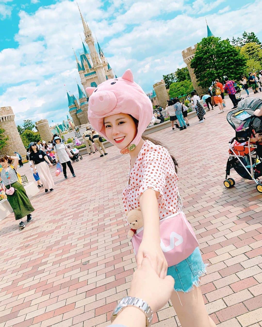 張香香のインスタグラム：「去年在迪士尼天氣晴☀️ 不 是非常熱🤣 而且走到腳快斷的一天 很慶幸那時候買了培根頭套🐷 直到現在都很實用😝 吃播也很適合戴它哈哈哈哈」