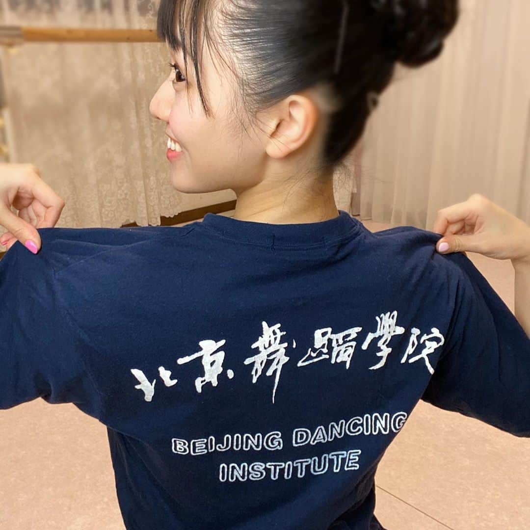 のインスタグラム：「みなさまへ  最後まで読んでくれたら嬉しいな  前回の投稿から  色々と携わってくださったかたは  ご存知かと思いますが  この度、新番組開始と共に  皆様にご協力いただくことがございます。  番組名「バズナイトナマー」名の通り  関西の人気若手芸人たちが  毎週バズらせるための動画を制作し  その総再生回数でランキングをつけられるという  最新サバイバルバラエティ番組です  第1回目の放送が5/28 深夜生放送  ですが  それまでに  私のYouTubeにあがっている 「バレエ日本一のモーニングルーティン」と 「バレリーナあるある〜体育編〜」の  2作品  その再生回数  プラス  番組のTwitter・Instagramに 同じ動画2作品あがってるので  その総合再生回数合計で  この先のTV放送に関係してきます  再生回数がものを言います  正直、YouTubeのやつだけ  めちゃくちゃ見てくれたら  わたしは嬉しいです  なんせ  私以外の  他の人気若手芸人の皆さんが  かなり有利で  私の勝ち目がないから（正直者）  とにかく見てください  ただそれだけ  というか  周りの人に拡散するなり  オススメしてみてください  この作業が  毎週あります  毎週違う動画を2作品出します  YouTubeに元々色んな動画を出してた私からすると  複雑なのですが  とにかく  とにかく  見て  広めて  たのしんで  バズらせてくだちゃい  色々ちがうことも進めていきたいので  また久々に  MixChannel・ポコチャを  再開します  また新たに  色々と改心していこうとおもいますので  え？なにそれ？全部けっけちゃんについて行きたい！って思う  変わり者の皆様は  アプリの『MixChannel』と『ポコチャ』の松浦景子も  フォローしておいてください  では  みなさんに毎週ご迷惑おかけしますが  よろしくお願い致します  以上、北京舞踊学院　松浦景子でした  #吉本自宅劇場#吉本興業#吉本新喜劇#吉本坂46  #松浦景子#バレエ#バレエ芸人#バレリーナ芸人 #バレエダンサー#バレリーナ#バレエあるある #ballet#ballerina#balletgirl#ballettshirts#北京舞踊学院」