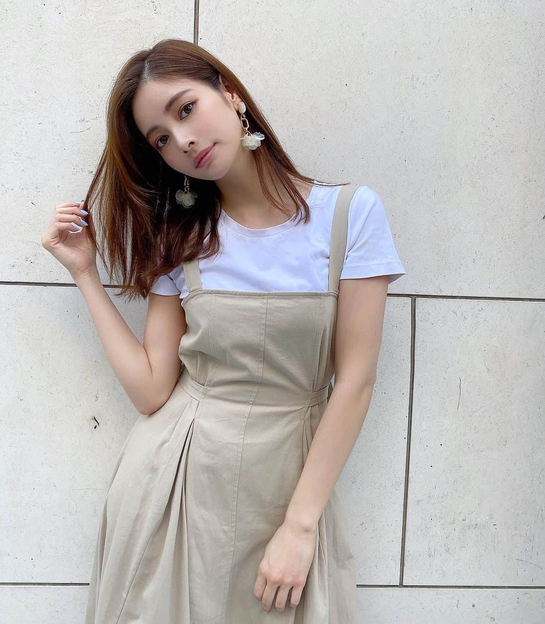 のインスタグラム：「結局シンプルが好きだよね💓💭 @libjoie ・ Simple is the best. 简洁是最棒的 ・ ・ ・ ・ ・ ・ ・ ・ ・ ・ ・ ・ ・ ・ #libjoie#tシャツ#おうち時間#おうちごはん#stayhome#家にいよう#コロナに負けるな#シンプル#シンプルコーデ#シンプルな暮らし#引きこもり#ナチュラルメイク#東京#ベージュ#ワンピ#ワンピース#ロングワンピ#サンダル#イヤリング#セットアップ#イヤリング#夏服#夏#summertime#tshirt#beige#onepiece#sandal#simplefashion#setup#コーディネート」