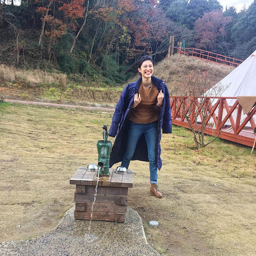 櫻井麻美のインスタグラム：「大量の水出たーっ😆🙌って喜んでいるように見えますが、耐えられない寒さに悲鳴をあげているところです（おぼろげな記憶）。 ・ また大自然の中で、大爆笑したいーっ🤣💨 ・ ・ 自粛期間中に、新しいInstagramのアカウントを始めました🤗 まずはお家でできる簡単なストレッチを１日１つアップしています。 ・ もしよかったらフォロお願いします👇✨ @mami_stretching  あらふぉ〜麻美の真面目に簡単ストレッチ ・ 筋金入りの美容・健康オタクですが、何かお役に立てれば嬉しいです✨ ・ ・ #大自然 #グランピング #撮影 #時差投稿  #ストレッチ #ストレッチ動画 #インスタはじめました  #stretching #stretchingvideo」