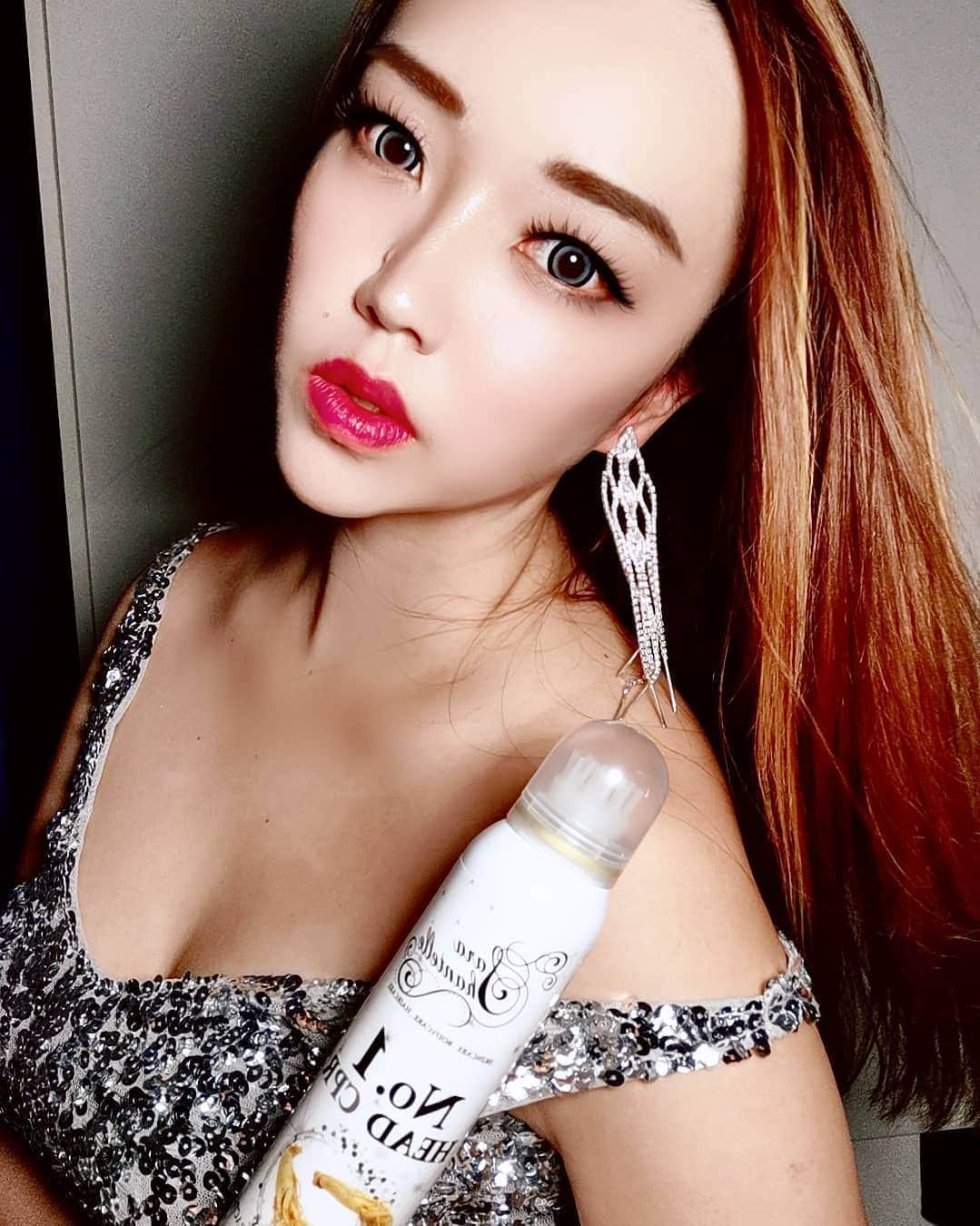 Nicole Chenさんのインスタグラム写真 - (Nicole ChenInstagram)「No.1 Head CPR Wild Ginseng Extracts Hair Tonic (made in USA) FDA & HSA APPROVED!! This wild ginseng extracts hair tonic is suitable for ALL Hair Types. Most Effective - Sensitive, Itchy, Troubled, Hair Loss, Bald Spots, Oily Scalps, Red Scalps.  BENEFITS - Promotes Hair Growth - Relieve Stress - Minty Sensation - Blood Circulation - Reduce Hair Itchiness - Anti Inflammatory - Eases Headaches & Migraines - Achieve PH Balance - Anti Dandruff - HBOT Oxygen Therapy  INGREDIENTS Highlights  Wild Ginseng Extracts - Natural TCM herbs to stimulate Hair Growth  Hyperbaric Oxygen Therapy (HBOT) - Medical use of Oxygen at a level higher than atmospheric pressure  Mint Extracts - Reduce Itchiness, Inflammation and Pain  Verbena Officinalis - Strengthens the Nervous System - Relaxing any Tension and Stress - Ease Depression and Melancholia  Hamamelis Witch Hazel - Hydration for the Scalp - Anti Oxidant  Rose Extract - Relaxing and Soothing effect on the Scalp  Bergamot - Aids Skin - Antiseptic Properties  Used by professional hair stylist and salons for over 10 years. It is now available for individual use at home!  How to use? - Pump 5 to 10 shots of ginseng extracts into different parts of your hair, massage it, leave it to dry. Recommended for use twice daily, day and night, for serious hair loss and itchy scalp issues. This is used after you wash and dry your hair. It is a leave in hair tonic. Shake the bottle well before use.  FDA USA APPROVED!! HSA SINGAPORE APPROVED!!! Get your HAIR GROWTH TREATMENT done at the comfort of your HOME!! At an Affordable Price!! Used by professional hair salons in Singapore, Indonesia and China. Don't need to waste thousands of $$$ at hair salons.. TEST 1 BOTTLE NOW! At only $79.  Singapore Standard Retail Price: $79.  Covid Promo (only May & June): $60 each!  Inbox Orders above $150 - Free Delivery!! NO Minimum Order. Test 1 bottle at $79nett.  P.S - If you would like to be OUR DISTRIBUTOR in Singapore or  #抖音#抖音有毒 #抖音上瘾 #抖音精选 #抖音短视频 #douyinvideos #uzzlang #korean #chinese #asian #tiktokchina  #uzzlangstyle #douyin #抖音日常 #抖音上癮 #抖音短視頻 #tiktok #douyinchina #小姐姐 #抖音🎵 #抖音短视频在线#情侣 #恋爱 #fashion」5月22日 21時15分 - nicolechen.tv