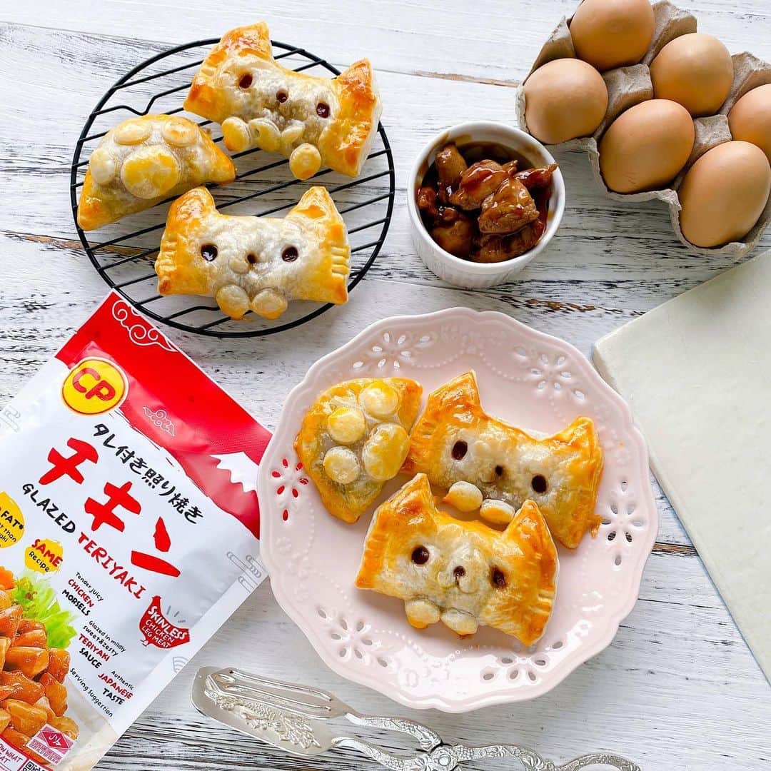 Little Miss Bento・Shirley シャリーさんのインスタグラム写真 - (Little Miss Bento・Shirley シャリーInstagram)「3 ingredients Teriyaki Chicken Pie! All you need is CP Skinless Teriyaki Chicken, egg and  pastry sheet. It’s that simple  Roll and cut up 1 sheet of frozen pastry (check out my IG story!) no wastage as they extra bits of frozen pastry should be rolled out to make the paw  design pie. Encase the kitty /paw pockets with the skinless tender chicken pieces doused in flavourful teriyaki sauce; brush with egg yolk mixed in with a little water. Bake at 180C for 18 mins or more until nicely puffed and browned.  Tip! I cut out the kitty nose and mouth using straws, and made the marks for whiskers using fork!  #cpteriyakichicken #cpfoodssg #easyideas」5月22日 21時16分 - littlemissbento