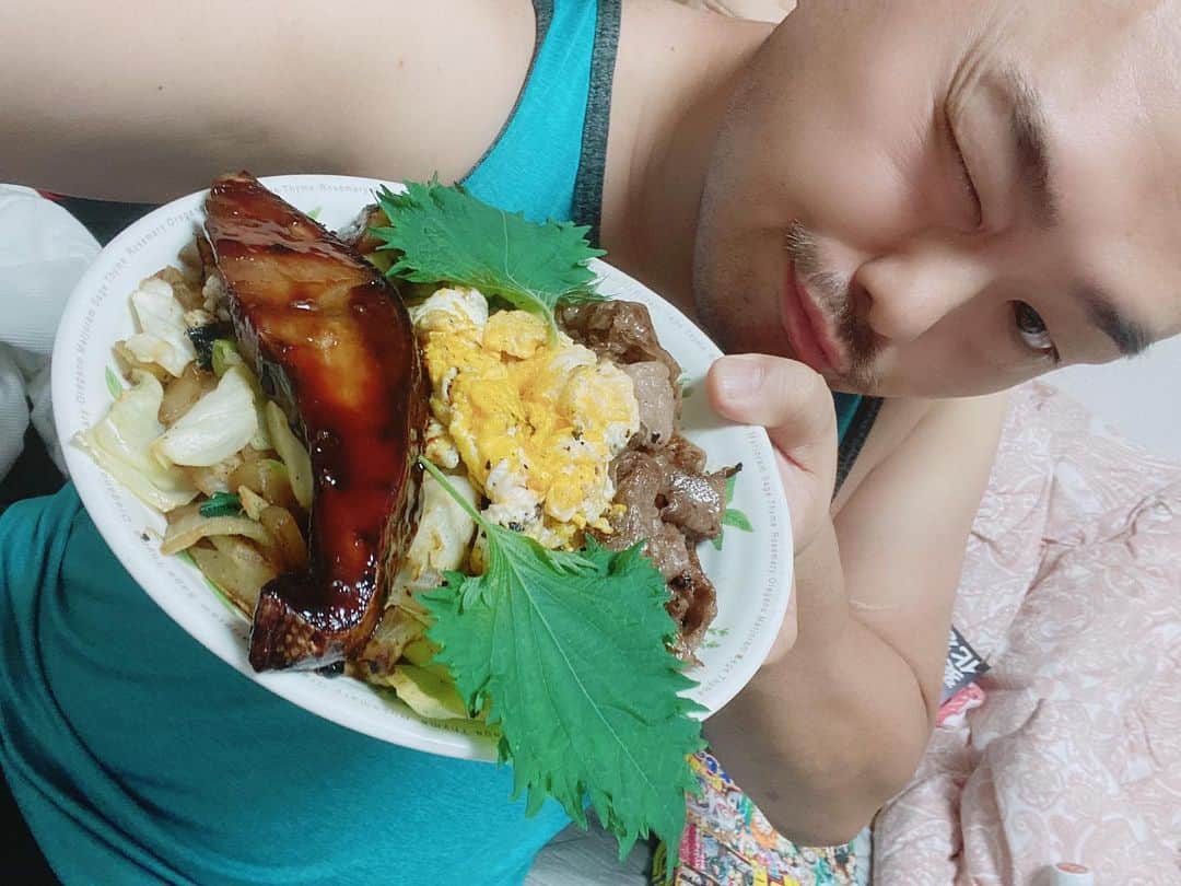 クロちゃんさんのインスタグラム写真 - (クロちゃんInstagram)「夜ご飯  肉魚野菜炒め  バランスたっぷり」5月22日 21時18分 - kurochandesuwawa