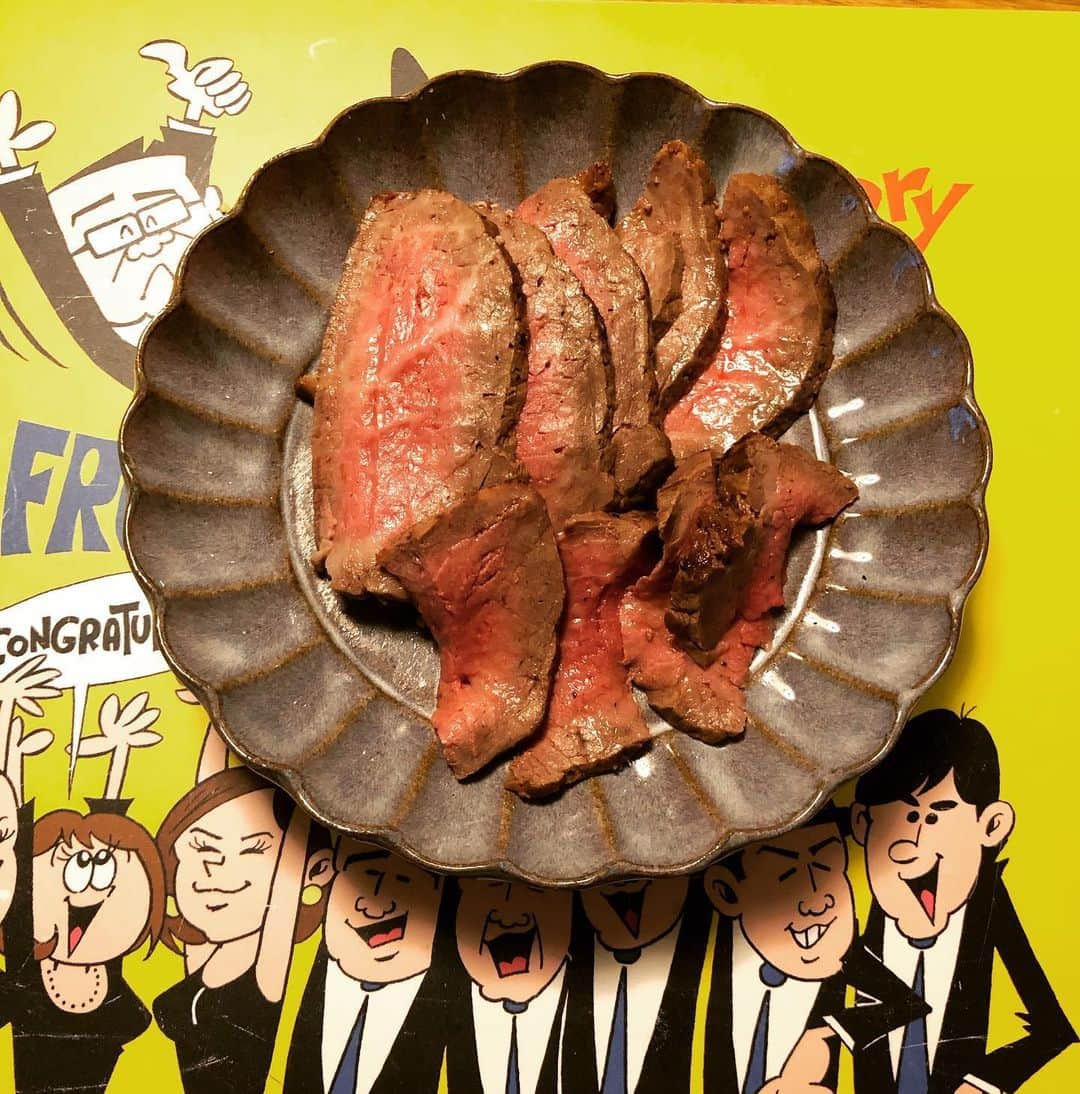 鈴木央紹のインスタグラム：「あのモモ肉の料理写真載せるの忘れてた！ やはりローストビーフにしました。美味すぎた！ なんか、大野さんに褒められてる感ある写真になった笑 #ローストビーフ #意外に簡単レシピ」