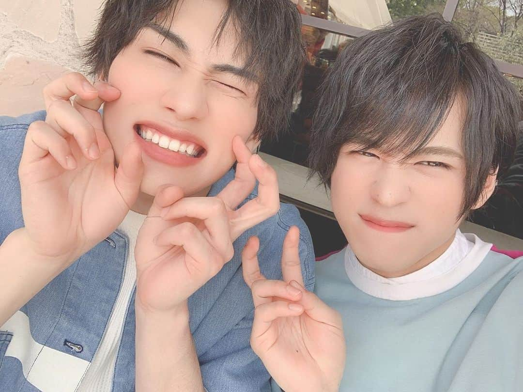 祭nine.さんのインスタグラム写真 - (祭nine.Instagram)「ﾋﾄｺﾏ。 . 大きく育つんだぞ🥺💗🌱 . . 5月28日(木)に発売する 「季刊 ボイメン祭VOL.2 2020春」 の表紙を祭nine.が担当させていただきます☺️🤍 . 今回も素敵な衣装を着させていただいて みんなでBBQを楽しみました😋🍖🍴 . 限定生写真やサイン入りポストカードなどの ご購入特典もございますのでぜひチェックよろしくお願いします🤲 . #祭nine. #浦上拓也 #うらぽん #😈🧸 #豆苗ちゃん #早く食らいたいな #急なアマゾネス化  #暑過ぎて厚揚げになるわね #インスタグラムの使い方忘れた😬 #TVガイドにも載ってるよ」5月22日 21時31分 - matsuri_nine.official