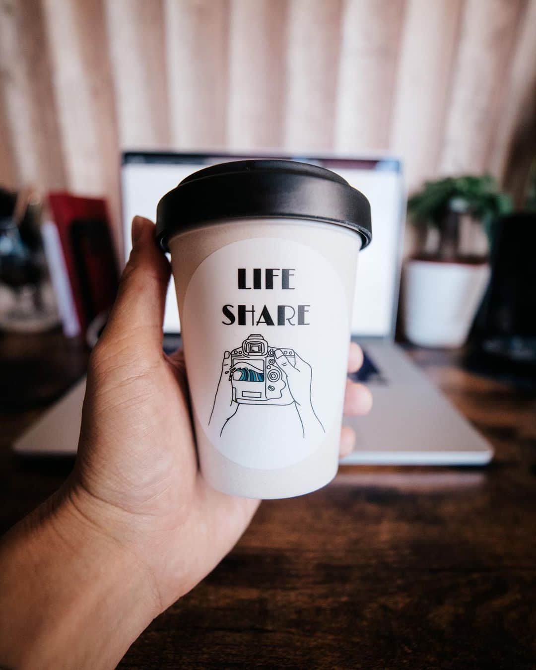 山中海輝のインスタグラム：「・ For all of the people and all of the animals. 全ての始まりはここから。 僕にとっても　@life_share_salon にとっても大きな一歩、、、。 "ライフシェア"ステッカー販売開始しました。  利益は全て世界中で助けが必要な人、動物達のために。 そしてこのロゴを考えてくれたグラフィックデザイナーのクリエイティブに感謝してお礼をお渡しします。 というのは自分の周りのアーティストやクリエイターの方へのクリエイティブに真っ当な対価が支払われず乱用されている実態を悔しく思っていたのでそんな事がなくなるようにと願いも込めています。  自分は限りなく環境問題や貧困問題といったあらゆる社会問題に無知です。子供や動物が助けが必要なのをわかっていても何もできない自分の無力さも感じてきました。  ですがサロンメンバーの皆さんと関わっていく中で大切なことに気づき今はまだまだ僕は無力ですが自分の出来ることからはじめることに決めました。  世界中で起こっている問題の現状を知っていてもなかなかその一歩を踏み出せなかったみなさん。ぜひこの機会にそれを一緒に行動に移しませんか？  まずはこの一歩から。  @life_share_salon のプロフィールURLからステッカー購入できます！一緒に歩んでくれる仲間をお待ちしています。  Art: @kana_amano」