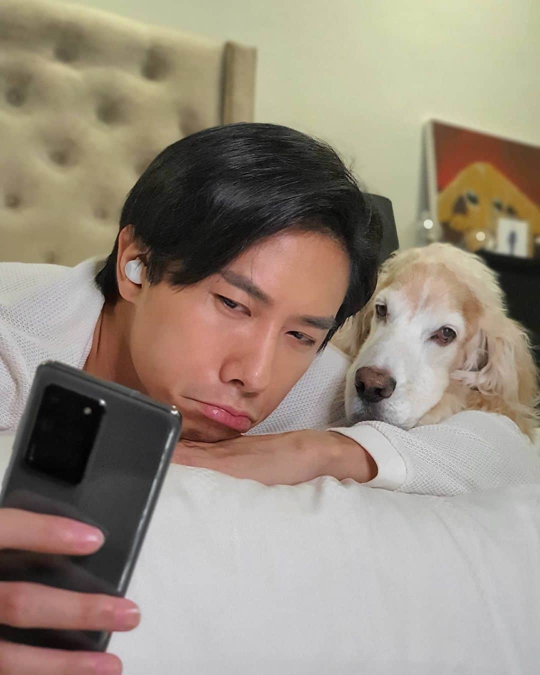 デスモンド・タンのインスタグラム：「As we stay home to #staysafe, have you wondered what are the things you would #KeepSafe?  After losing my phone previously, I'm very certain of what I'd keep safe on my Secure Folder for a peace of mind!  I'm someone who values my privacy alot. My photos and videos are as important as my banking and work-related info. How about you?  Share with me what ranks #1 on your #KeepSafe list and why 😊  I would love to see all your valuable comments on @samsung_sg Facebook #keepsafewithKnox contest post; do so by Sat, 30 May, 11:59pm and you might win exciting prizes! Remember to tag me!  Contest link is in my bio, do click on it to access 😜 good luck!  #StayApartStayTogether #GetThroughThisTogether #KeepSafeWithKnox #withGalaxy #GalaxyS20Ultra5G」