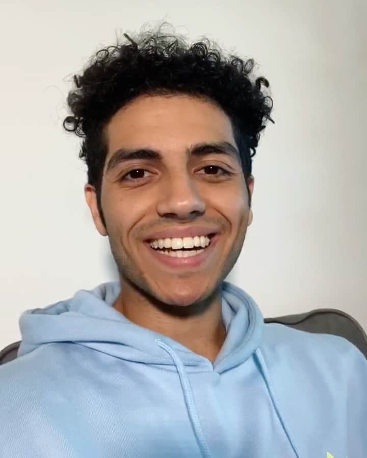 メナ・マスードのインスタグラム：「YO! Weekend plans? I’m throwing an Aladdin live watch along party this Sunday, May 24 at 12pm PT / 3PM ET / 8PM BST here on Instagram. See you there ✌🏾」