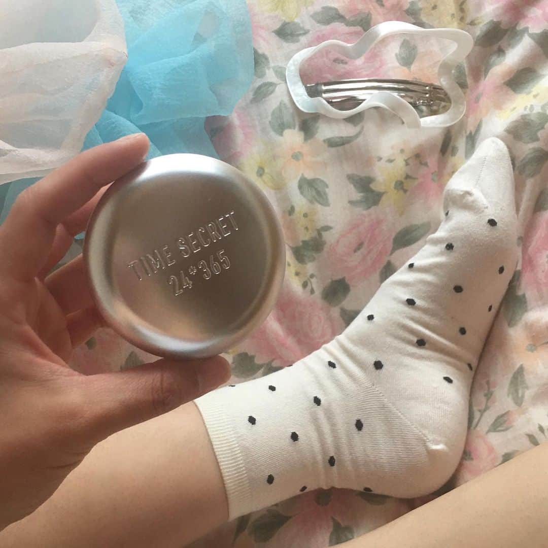 のインスタグラム：「おうち時間のお供🌼👼🏻 お気に入りの靴下とシュシュとプレストパウダー✨✨ ㅤㅤㅤㅤㅤㅤㅤㅤㅤㅤ もう何回リピートしてるかわからないくらいにここ数年お世話になり続けている "タイムシークレットのミネラルプレストパウダー" がこの度リニューアルしたようです💕  このパウダーの私のお気に入りポイントは... 🌟つけ心地が軽いのに割とカバー力があるところ！ 🌟粒子が細かくてさらさらになるところ！ 🌟SPF50+ PA++++ で紫外線対策もできるところ！ 🌟石鹸で落ちるところ！  おうちメイクや、ちょっとそこまで🚶‍♀️の時など...重たいメイクはしたくない日にはピッタリなのです！！！ ㅤㅤㅤㅤㅤㅤㅤㅤㅤㅤ なんと言っても1800円+taxのコスパの良さ！ ㅤㅤㅤㅤㅤㅤㅤㅤㅤㅤ そして、今回お試しさせて貰ったメイク崩れ防止のフィックスミストをシューっとスプレーするとマスクにもメイクがつきにくくなる😳👏🏻 公式オンラインショップや各ECサイトでも購入できますよ🌼  @timesecret_official #PR #タイムシークレット  #TIMESECRET  #好きな肌のままで生きよう #ベースメイク #コスメ #メイク #メイク好きさんと繋がりたい #コスメ好き #コスメマニア #コスメレポ #ミネラルプレストパウダー #ミネラルプレストクリアベール #フェイスパウダー #フィックスミスト #おうち時間」
